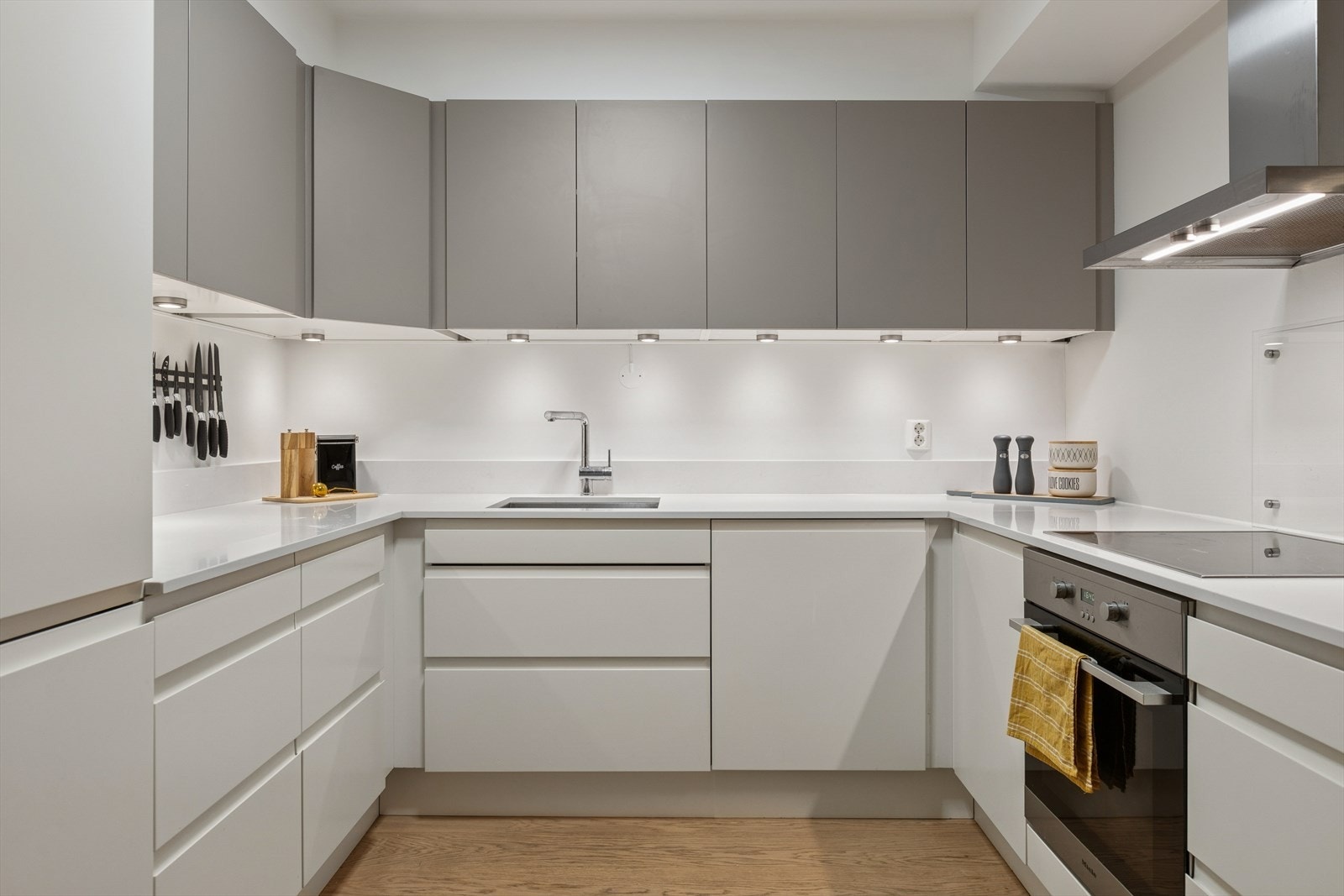 Stort moderne kjøkken fra HTH med integrerte Miele hvitevarer. Miele kjøleskap og oppvaskmaskin fra 2025. Galleribilde