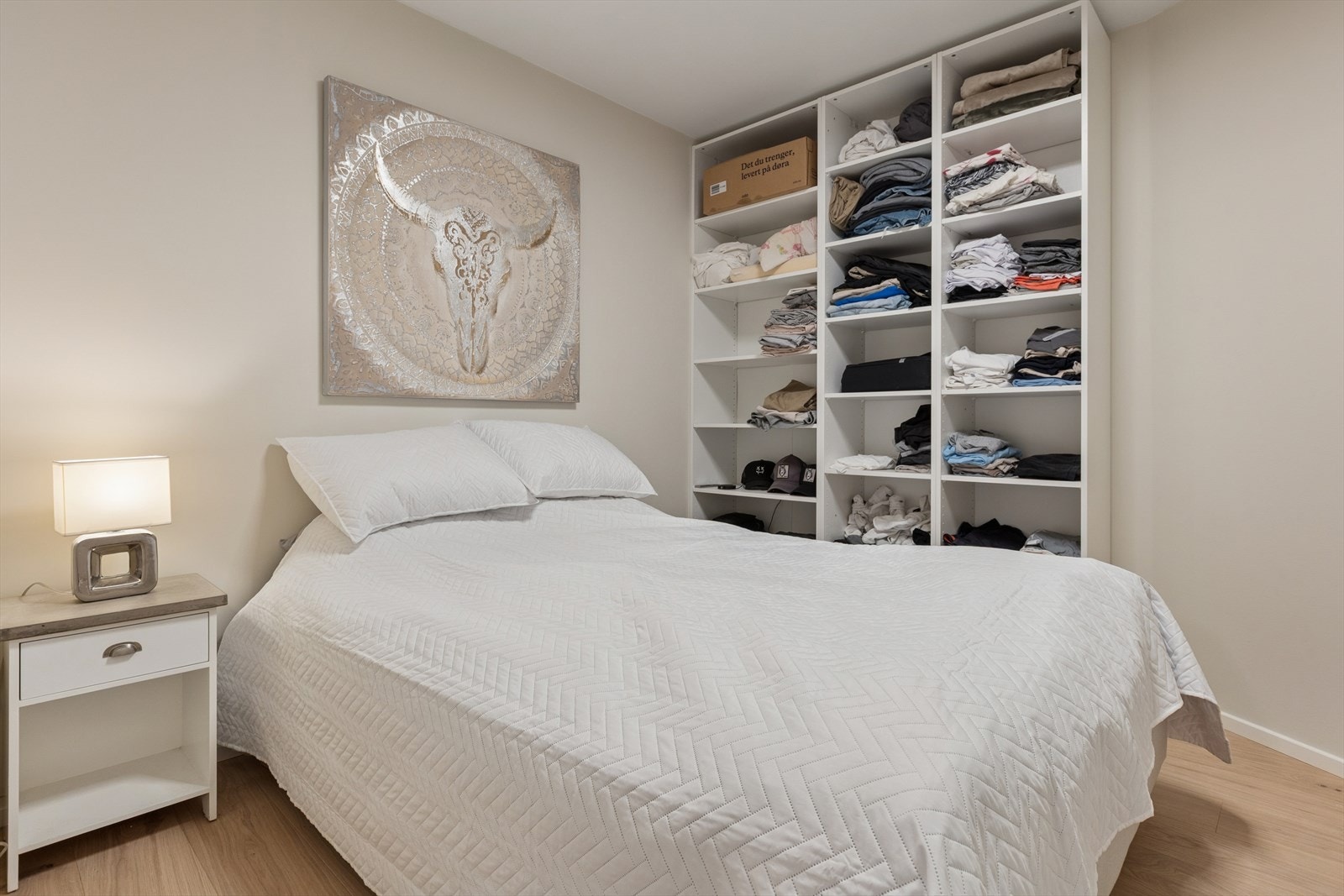 Alkoven passer perfekt til gjester, hjemmekontor eller som walk-in closet. Galleribilde