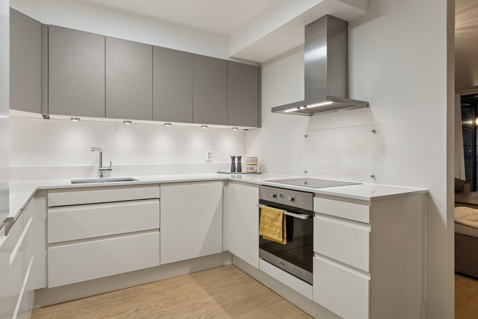 Kjøkkenet har rikelig med skap -og benkeplass. Galleribilde