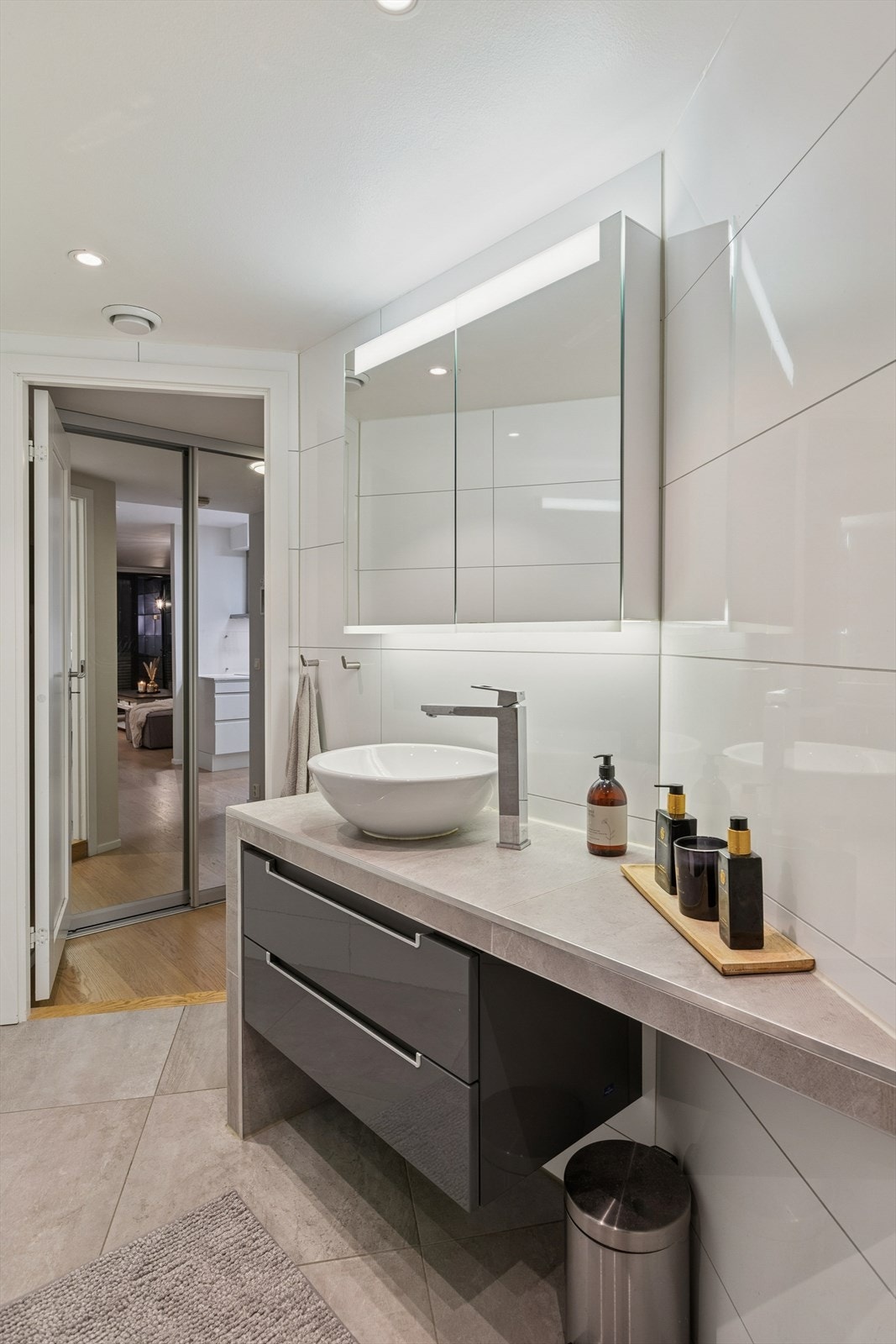 Badet har downlights i tak og varmekabler på gulv. Galleribilde