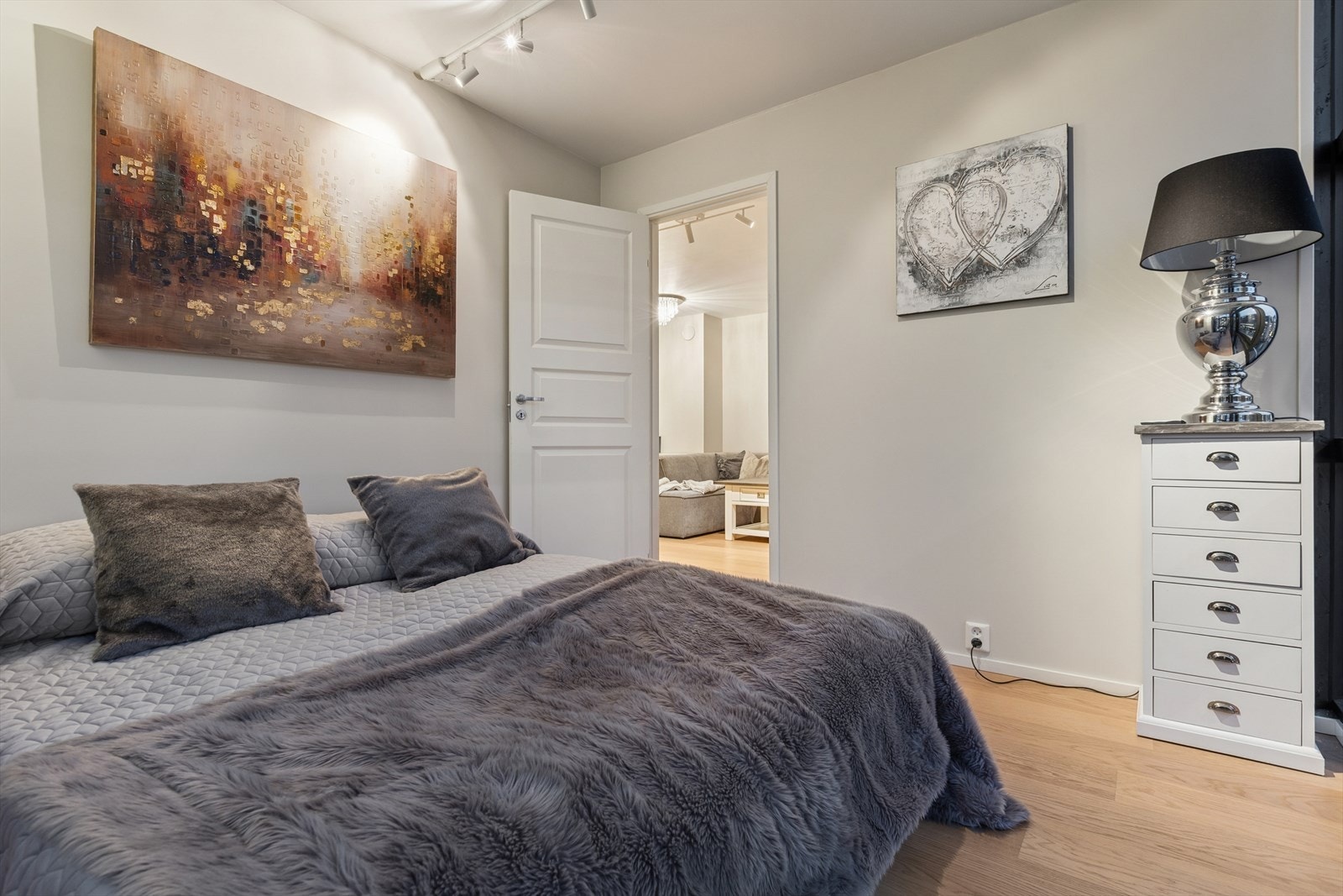 Romslig soverom med god plass til dobbeltseng, nattbord og garderobeskap. Galleribilde