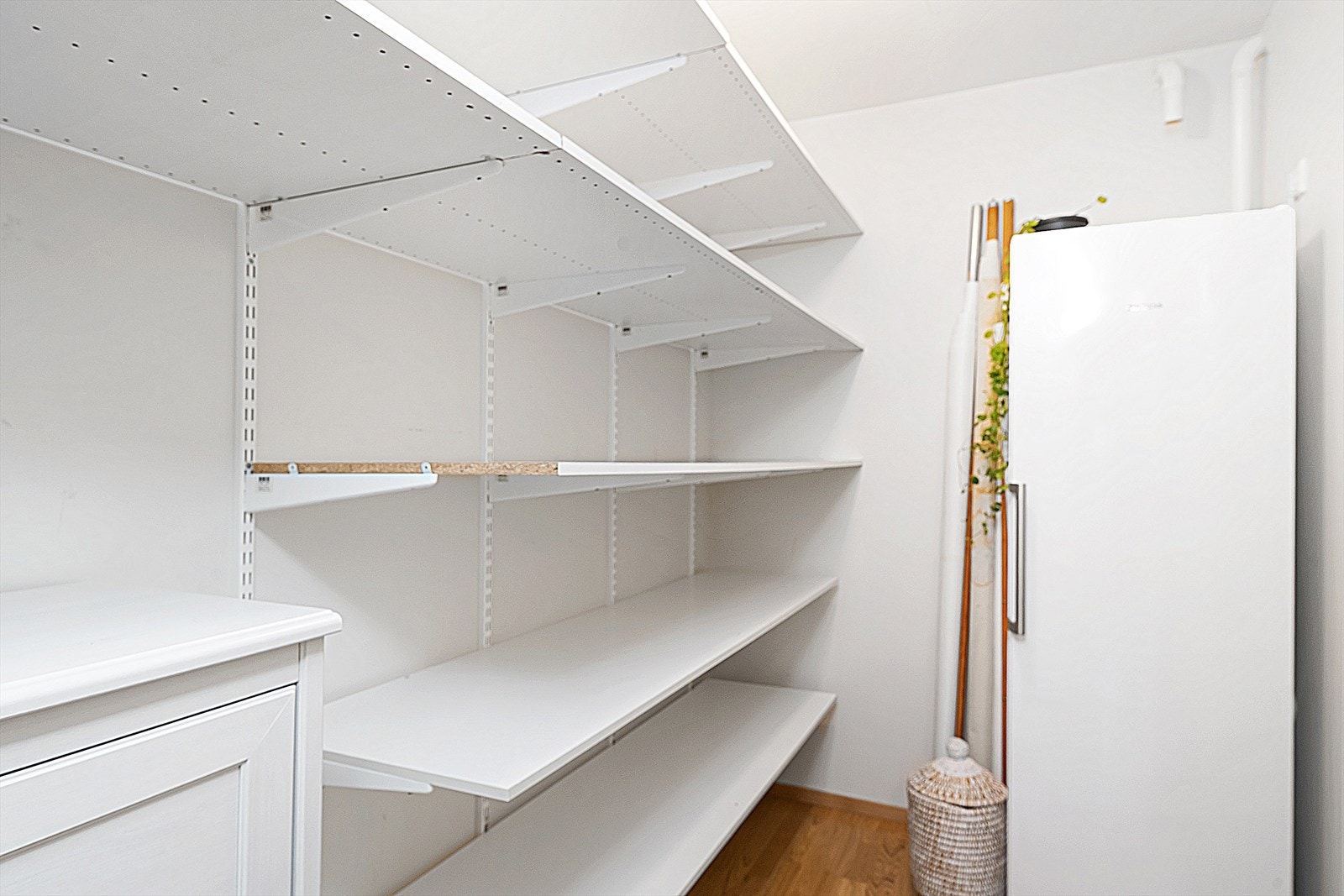 Bod med praktisk hyllesystem, her er det også plass for ekstra kjøleskap eller fryseskap. Galleribilde