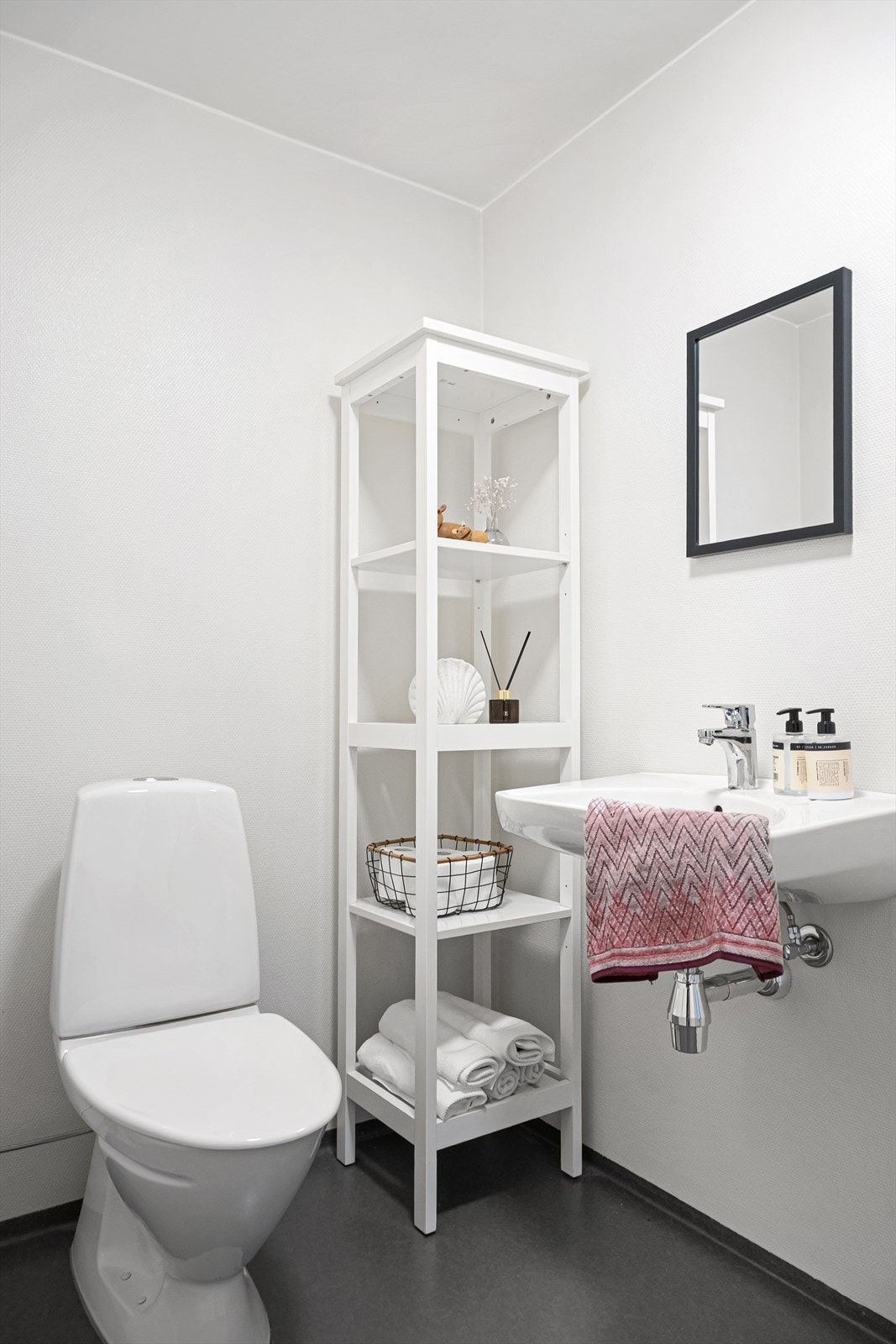 Toalettrom med tilkomst fra gang. Galleribilde