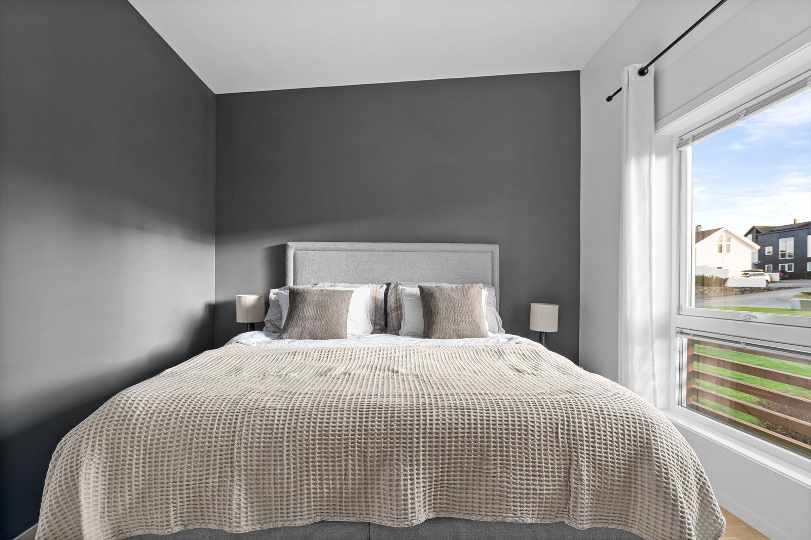 Rommet er luftig og har plass til dobbeltseng og nattbord. Galleribilde