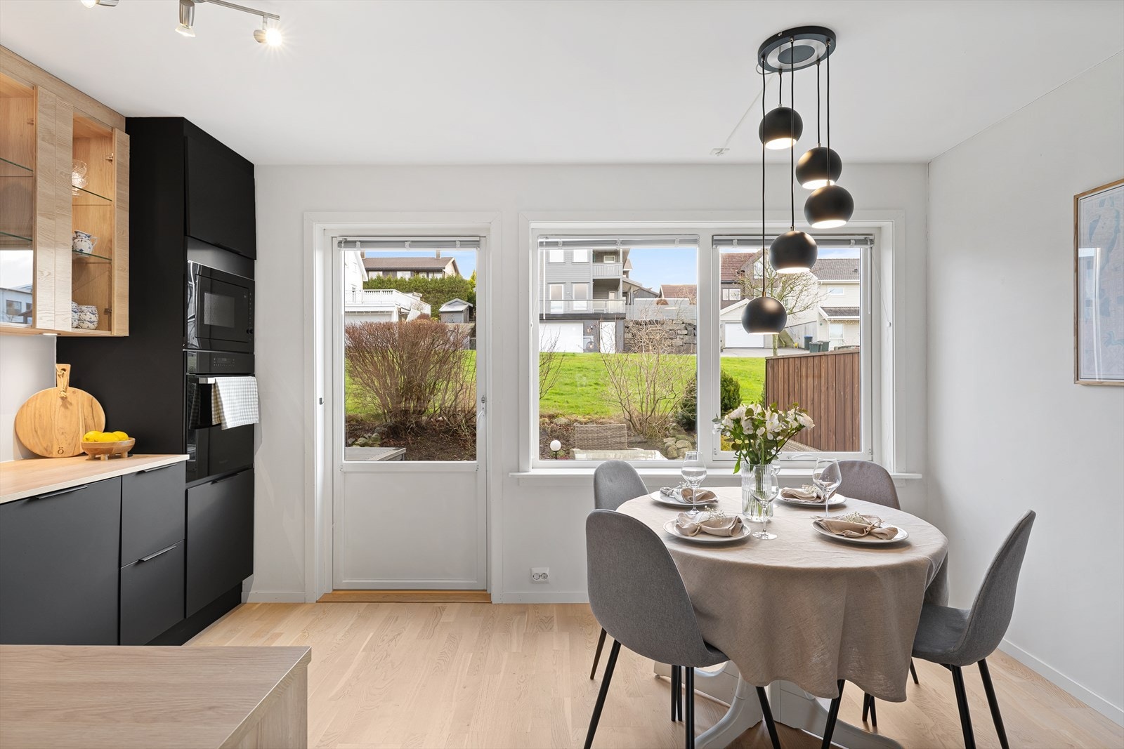 Fra kjøkken er det utgang til terrasse mot sør. Utenfor tomtegrensen er det regulert inn ett offentlig grøntområde som gir godt med luft til naboene. Galleribilde