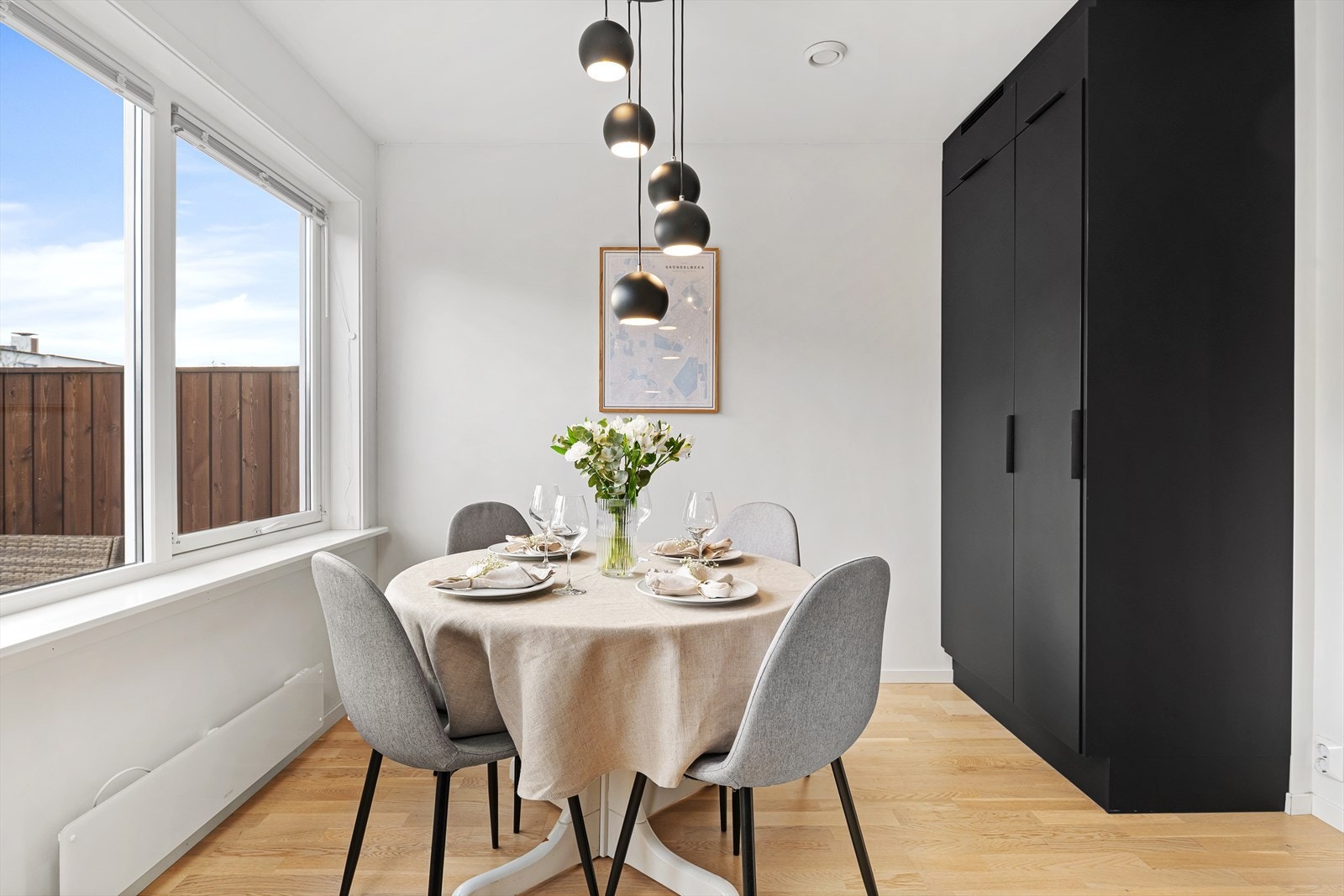 Plassen er godt utnyttet med integrert kjøleskap og oppbevaringsplass. Galleribilde