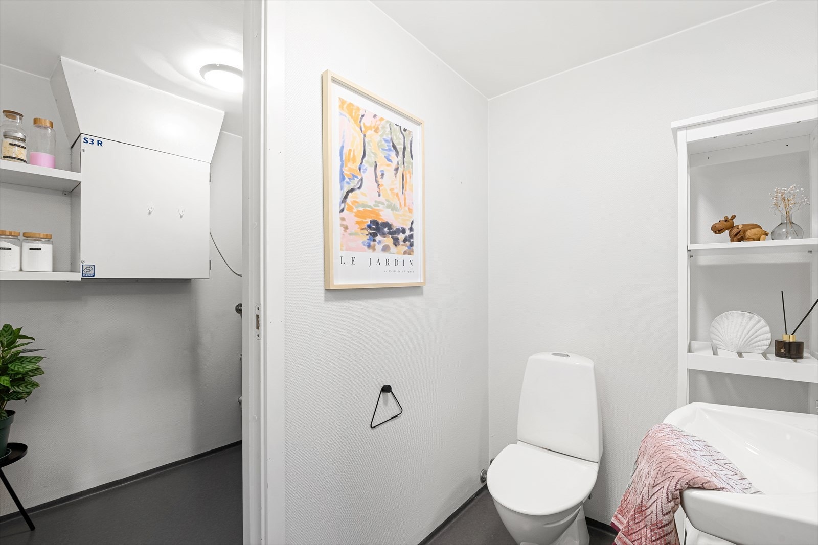 Toalettrom med tilkomst til vaskerom, opprinnelig var dette et stort rom, men er i etterkant avdelt med dør mellom vaskerom og toalettrom. Galleribilde