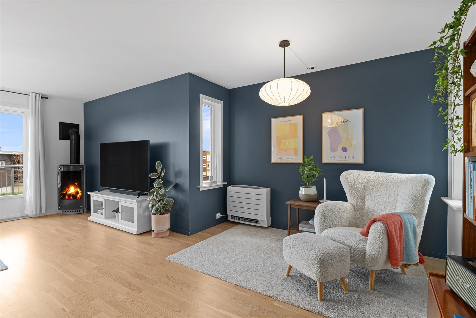 Det er også monter gasspeis i stue. Galleribilde