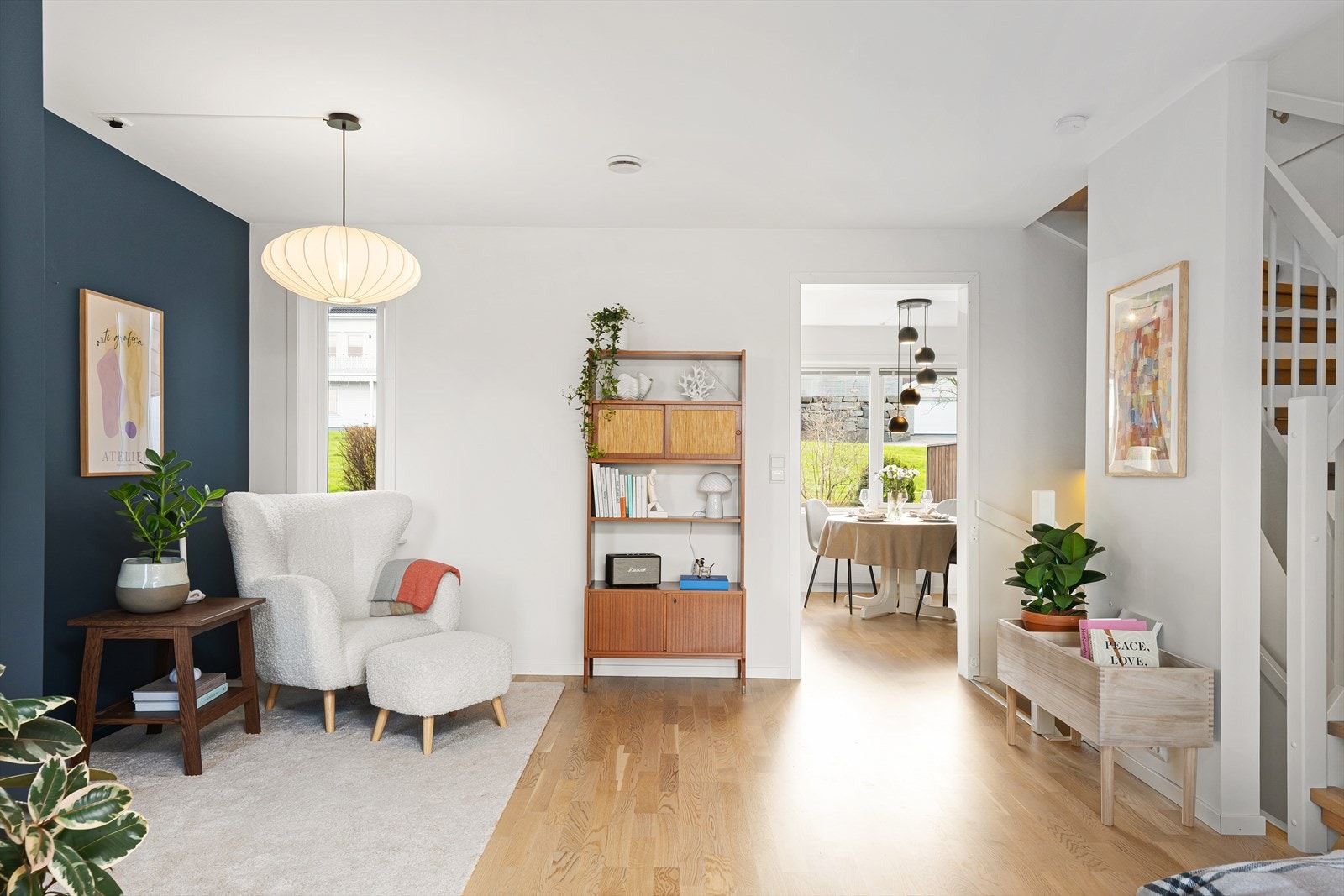 Stuen har flere møbleringsmuligheter. Galleribilde