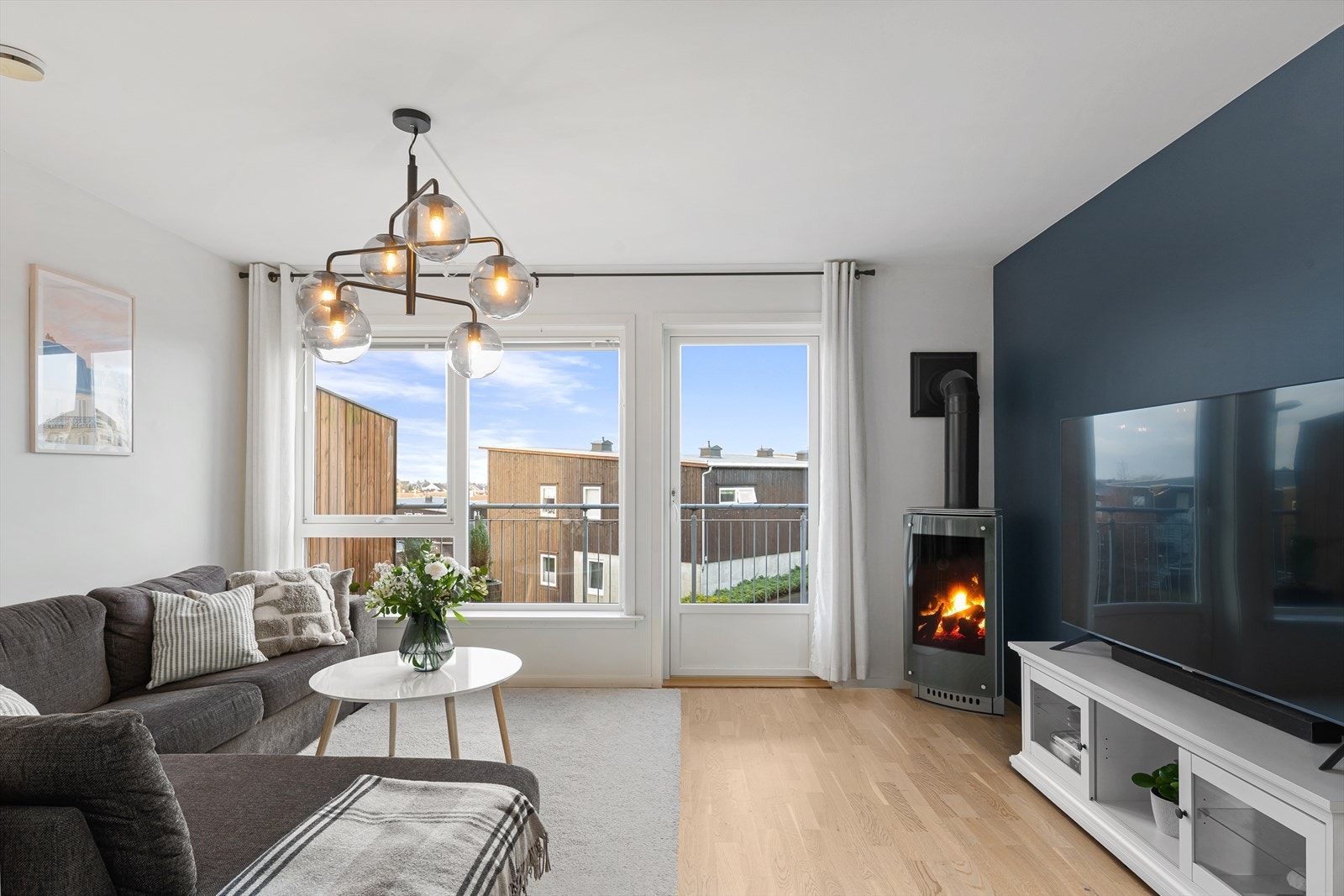 Balkong med tilkomst fra stue, balkongen er rettet mot nordvest. Galleribilde