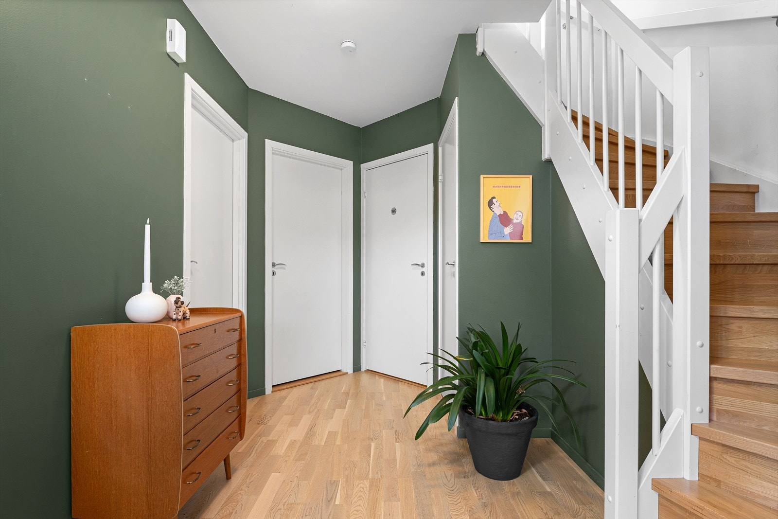 Hyggelig inngangsparti, her er det tilkomst til boder, toalett og vaskerom. Det ene rommet som er godkjent som bod brukes som kontor. Galleribilde