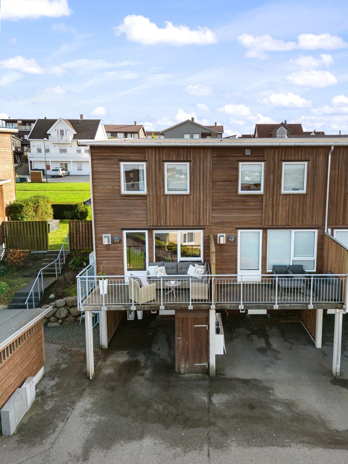 Innholdsrikt enderekkehus over tre plan. Galleribilde