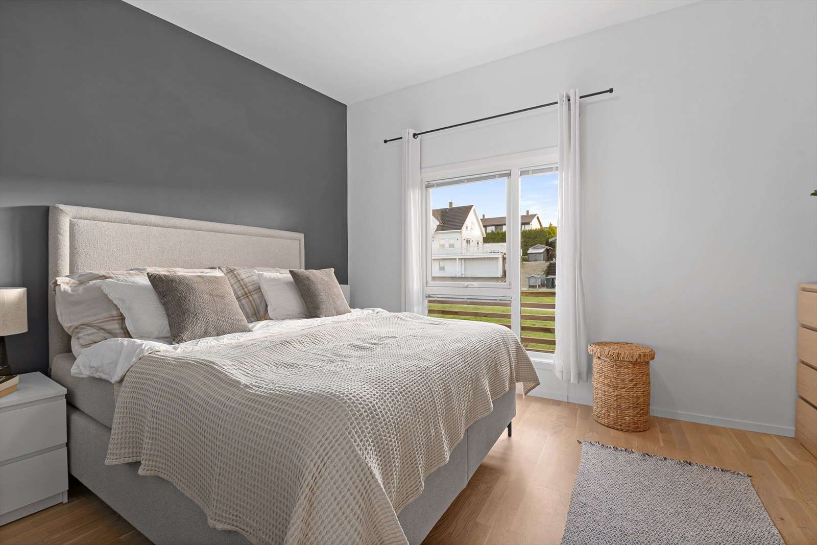 Hovedsoverom med ekstra god takhøyde. Galleribilde