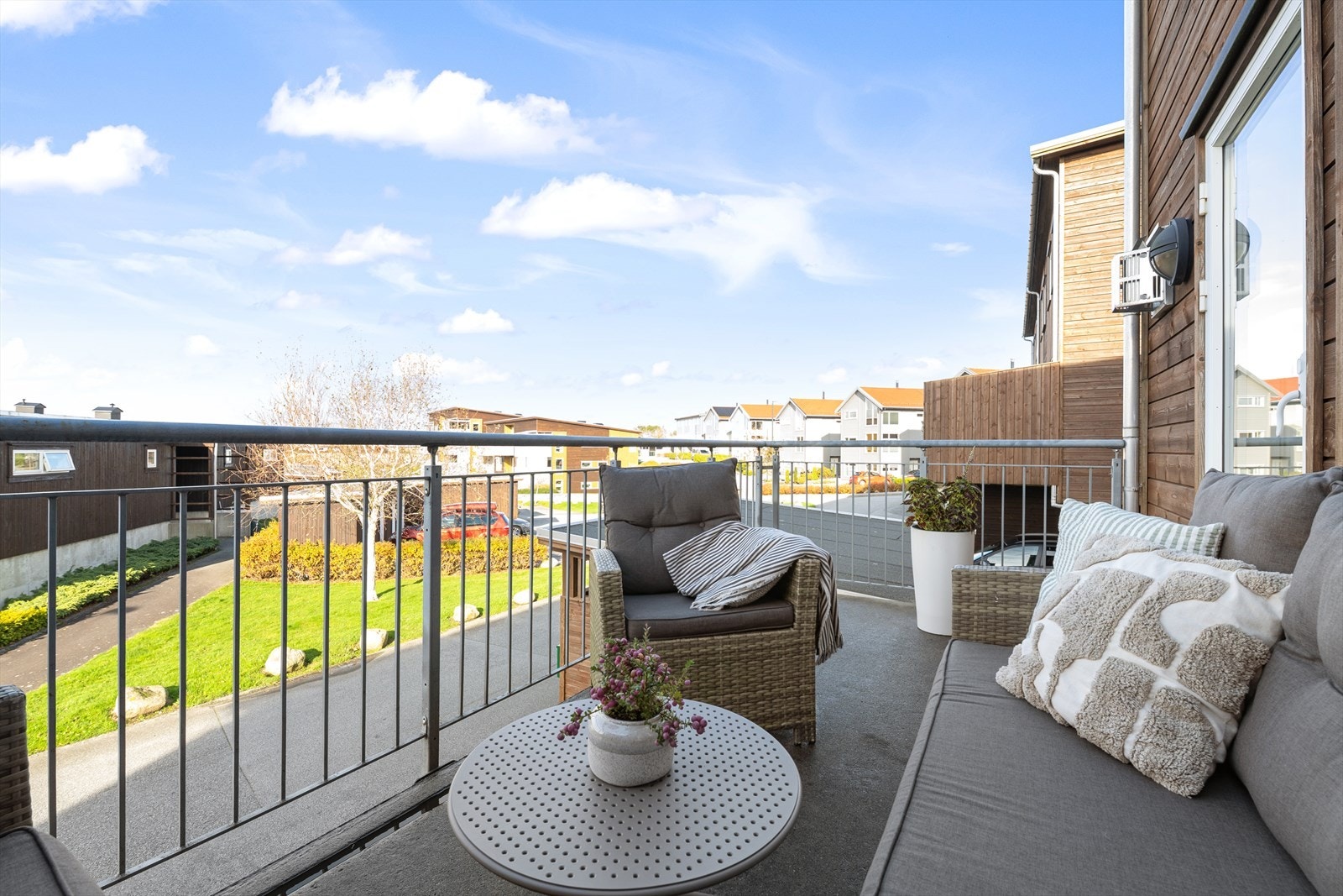 Kjekk balkong mot nordvest, her kan en nyte fine ettermiddag og kveldsstunder. Galleribilde