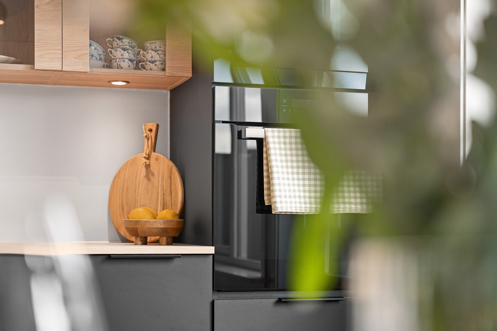 Integrert stekeovn, mikro, oppvaskmaskin samt kjøleskap medfølger i handelen. Galleribilde