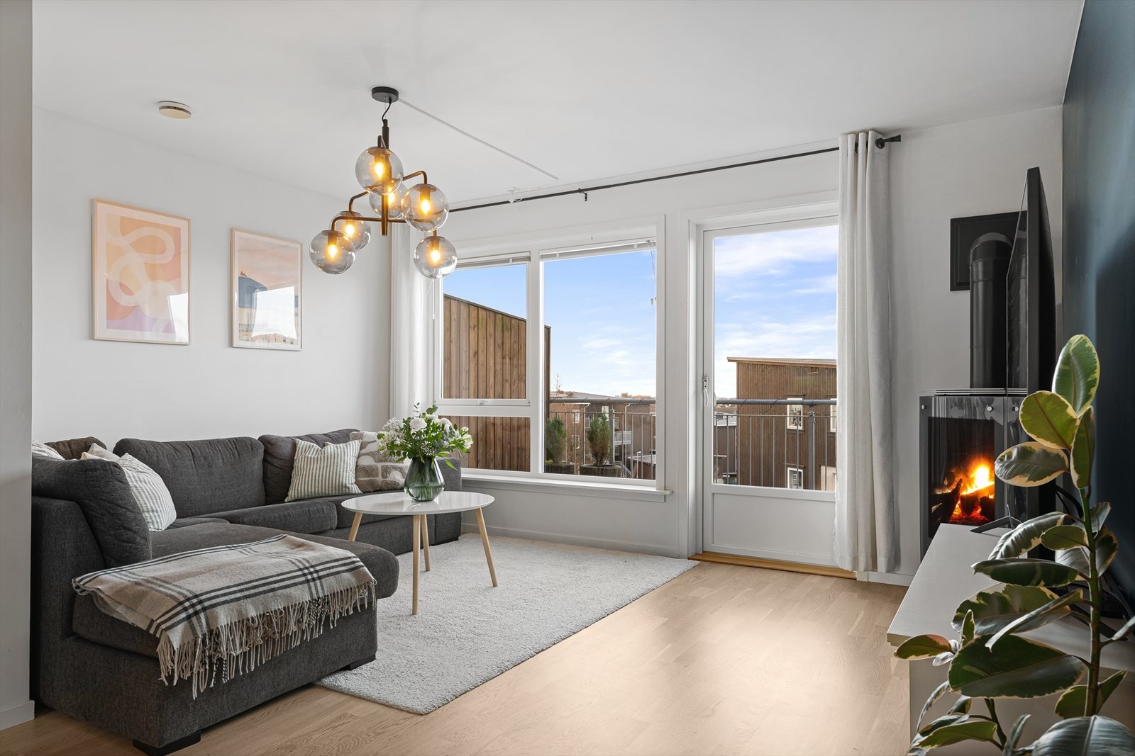 Store vindusflater mot nordvest med fin utsikt Galleribilde