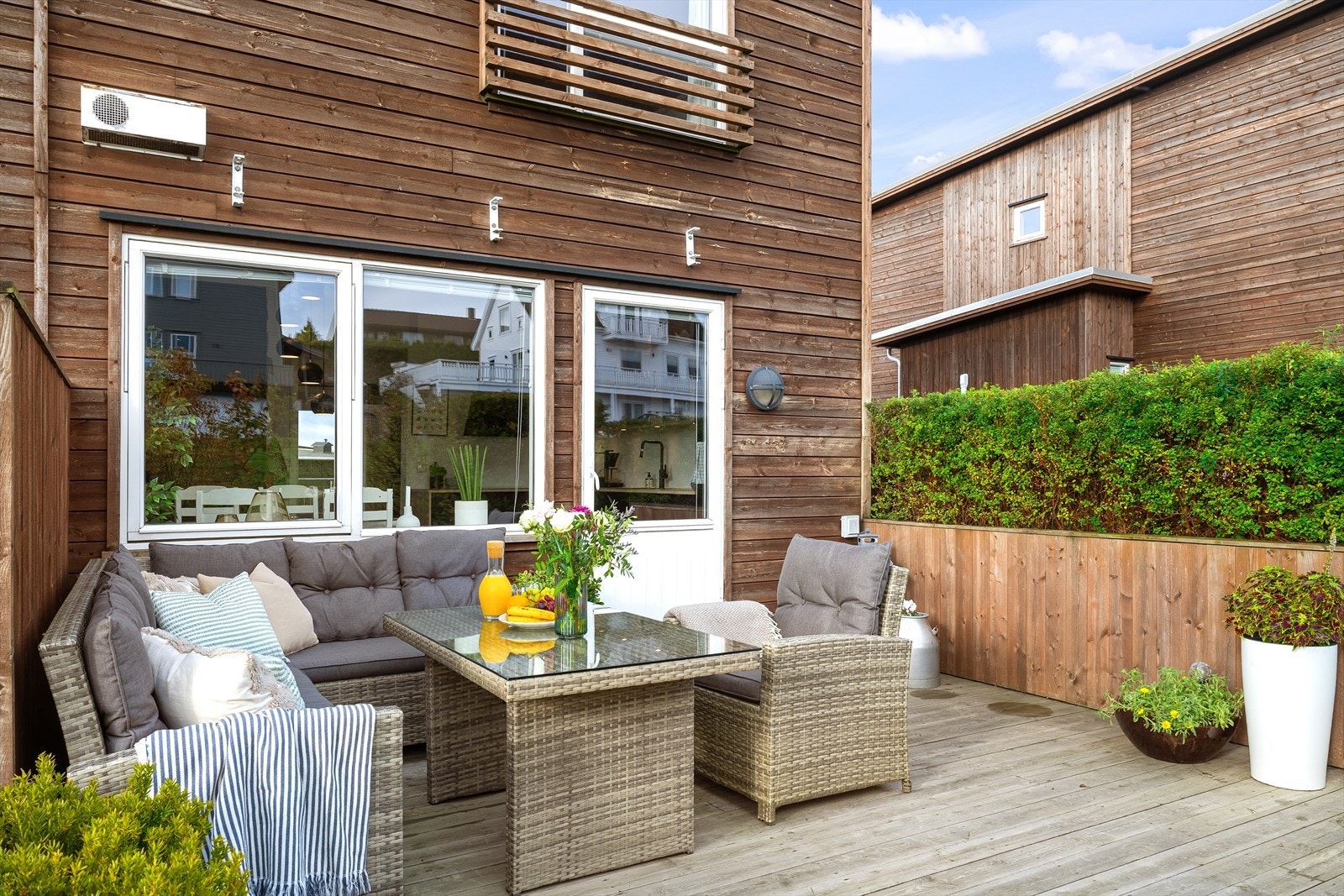 Rekkehuset har kjekke uteområder som innbyr til bruk Galleribilde