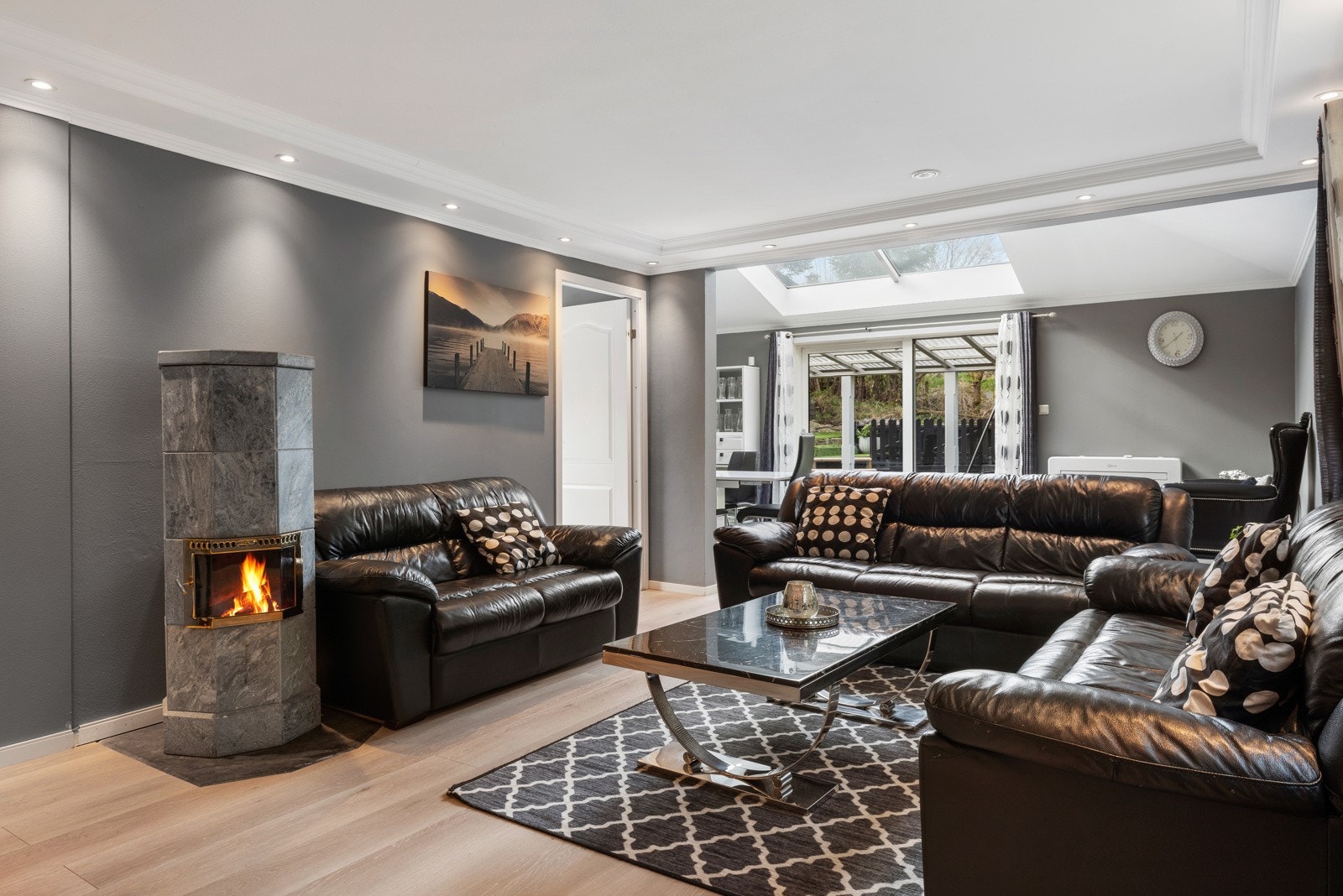 Stue med god peisovn som varmer godt Galleribilde