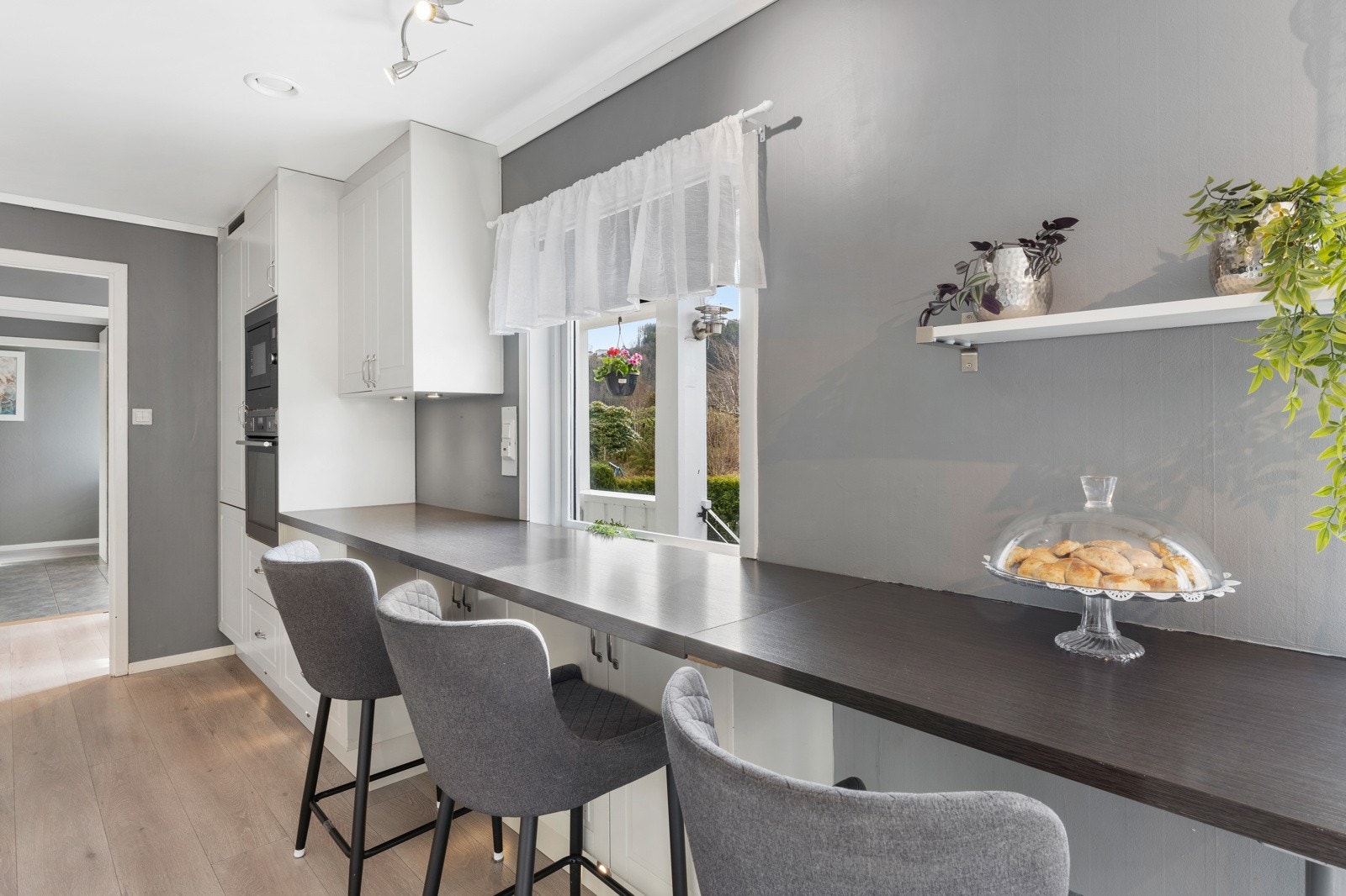 God benke og sitterplass Galleribilde