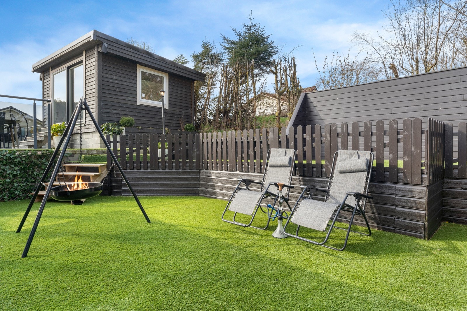 Skjermet hage over flere nivå med flott hagestue og utgang fra spisestuen Galleribilde