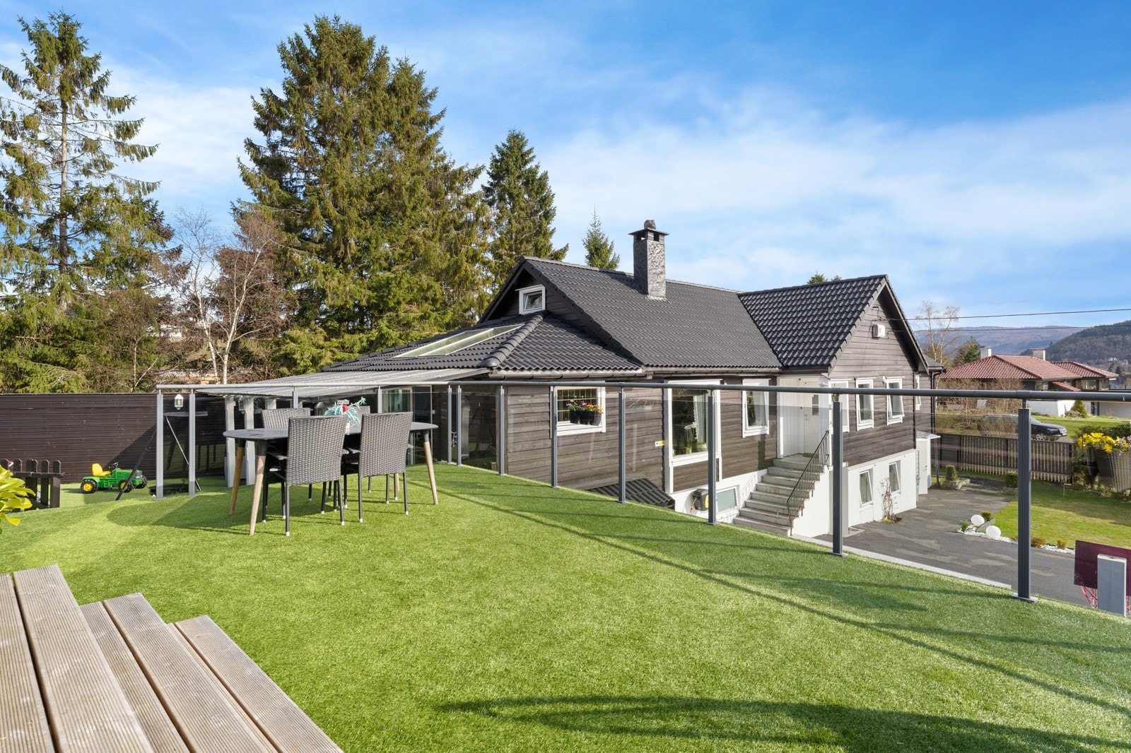 Utenfor hagestuen Galleribilde