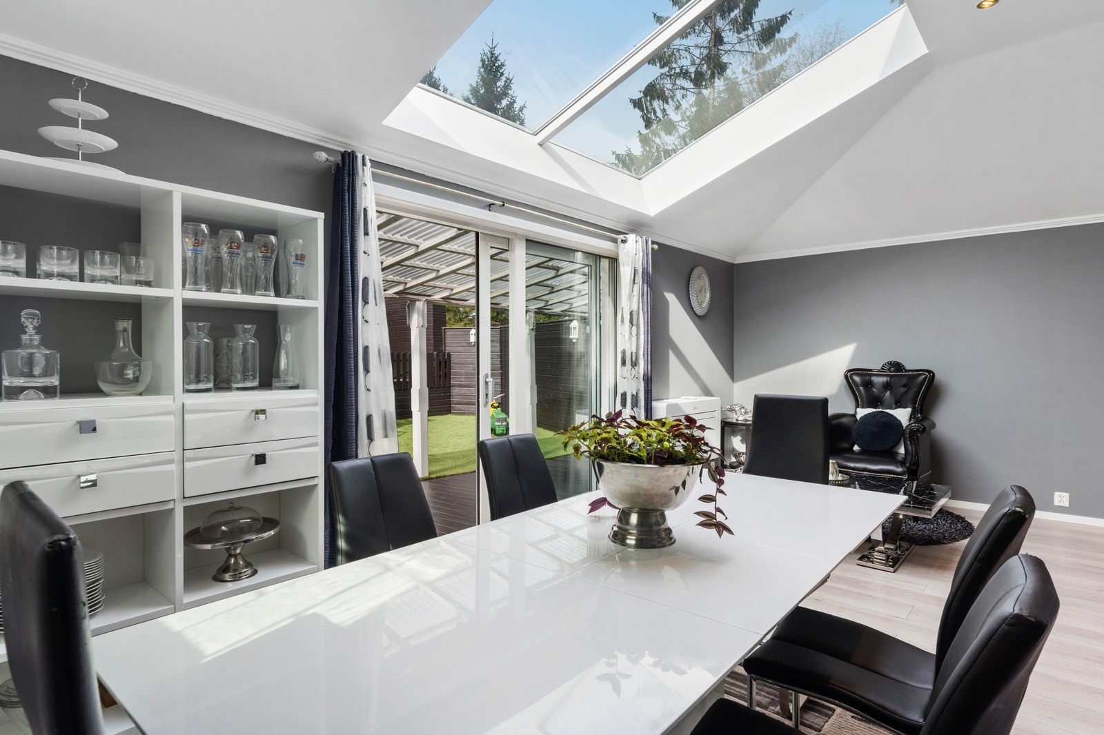 Herlig spisestue med mye lys. Galleribilde