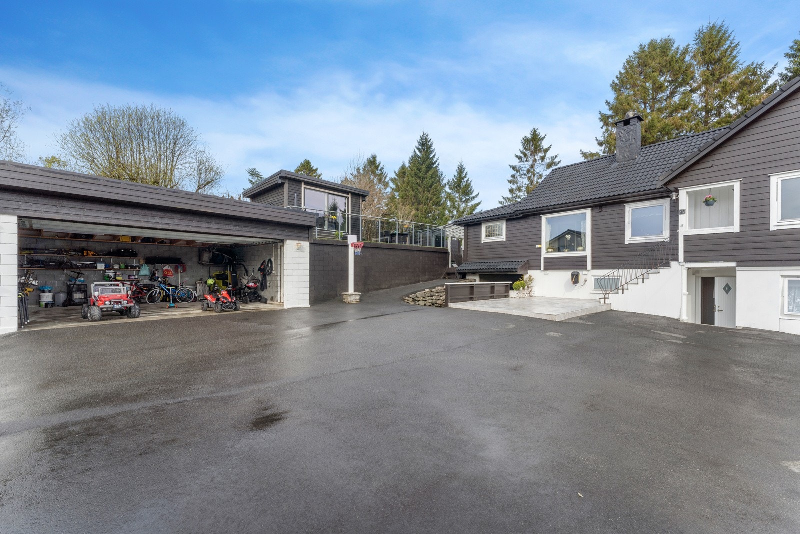 Stort tun med rikelig med parkering og dobbel garasje Galleribilde
