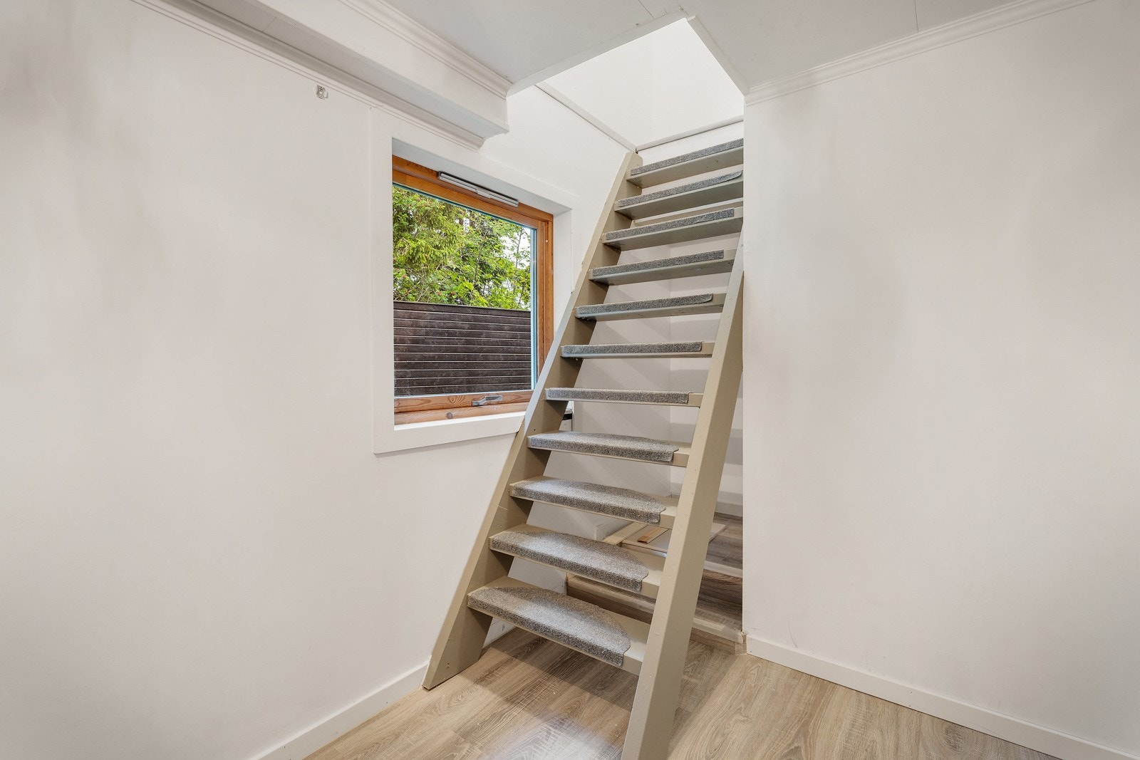 Trapp ned til kjeller fra hovedplan Galleribilde