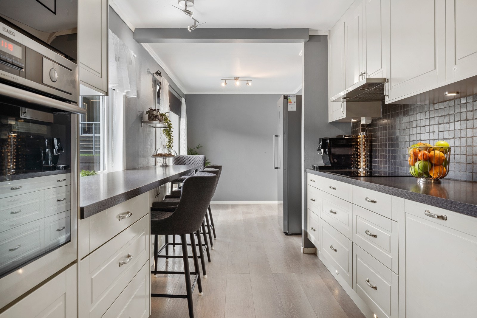 Romslig kjøkken med masse skap og benkeplass, velfungerende Galleribilde