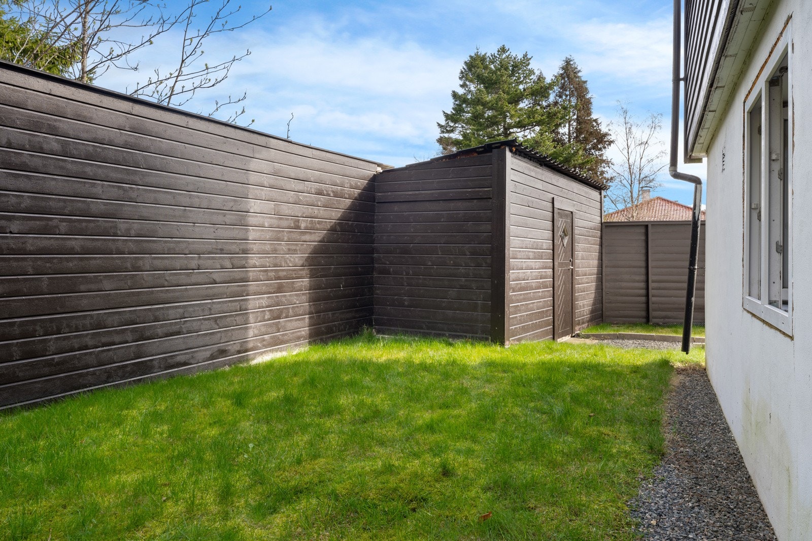 Bakahge med en utebod. Galleribilde