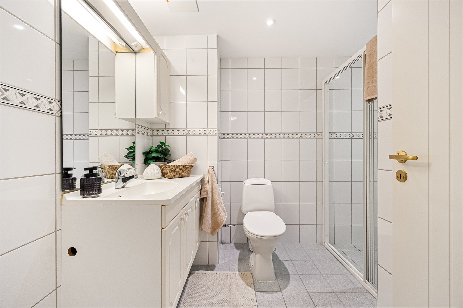 Flislagt baderom fra byggeår med varmekabler i gulvet Galleribilde