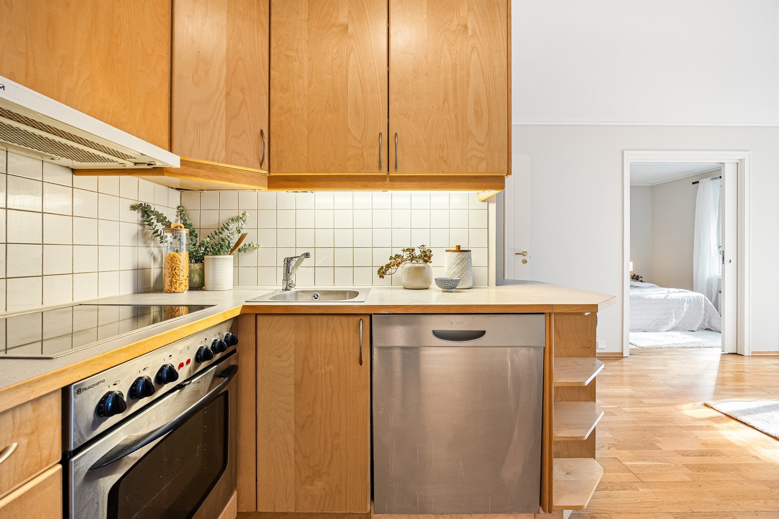 Kjøkkenet inneholder kjøleskap, oppvaskmaskin og komfyr Galleribilde