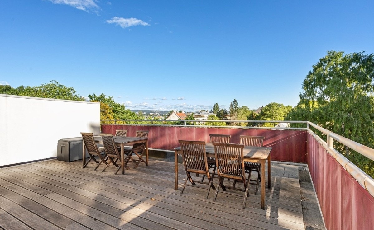 Her kan man reservere terrassen for hyggelige samlinger med venner og bekjente - møblementet står ikke på terrassen nå Galleribilde