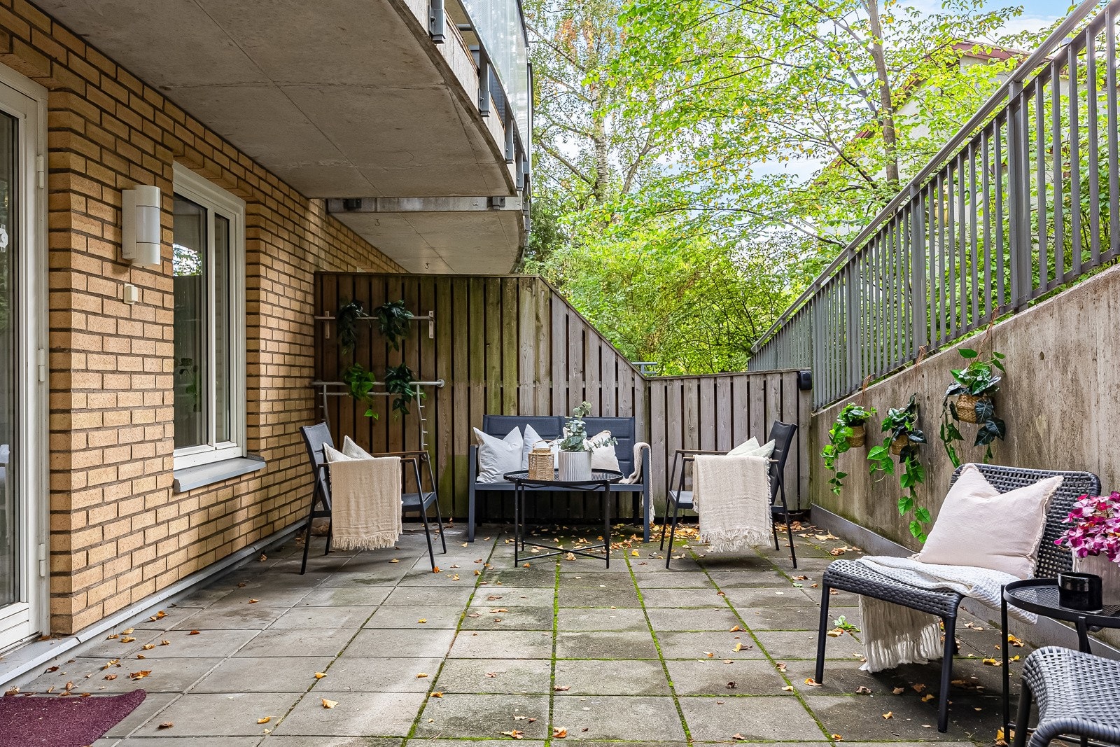 Sydvest-vendt markterrasse på hele 33m². med gode solforhold på dagtid Galleribilde