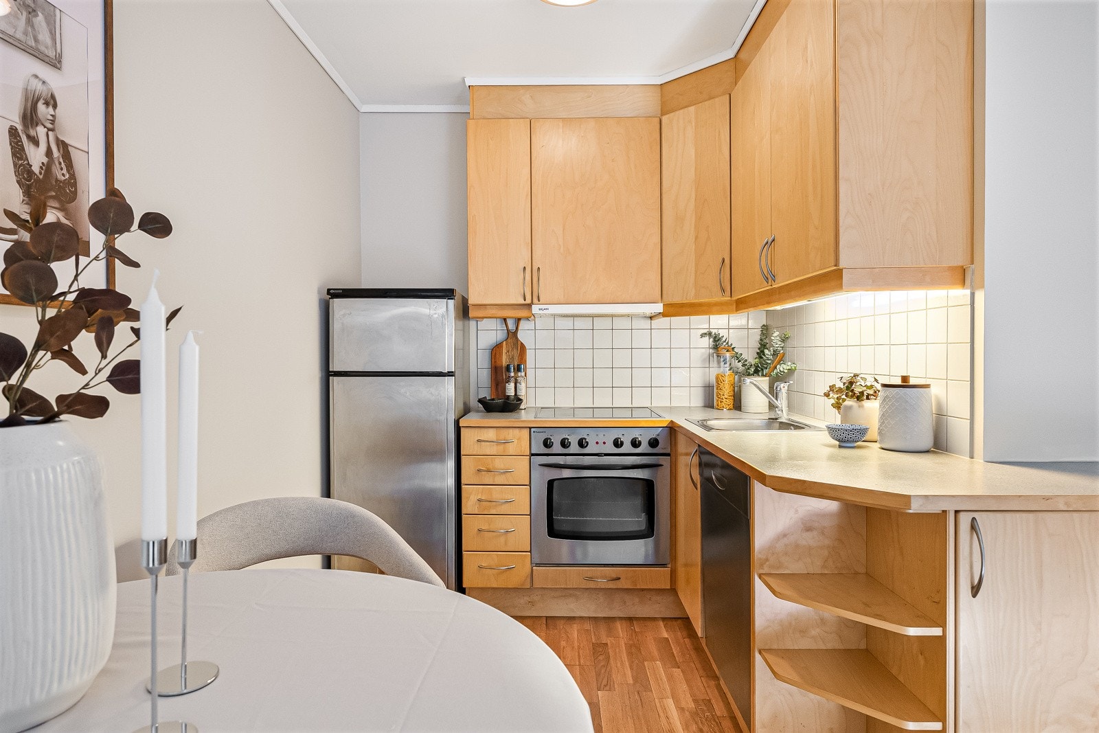 Kjøkken fra byggeår med finerte kjøkkenfronter og fliser på veggen Galleribilde