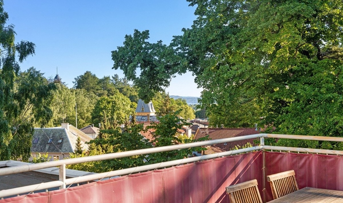 Flott utsikt over byen med gode solforhold hele dagen Galleribilde