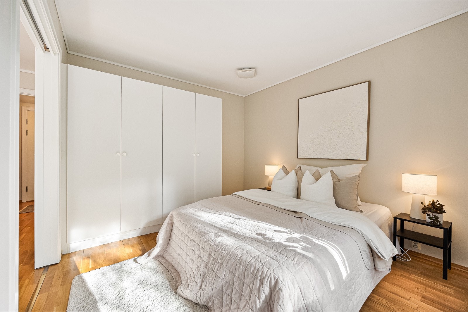 Her har du plass til garderobeskap, stor dobbeltseng med tilhørende nattbord og et lite kontorhjørne Galleribilde