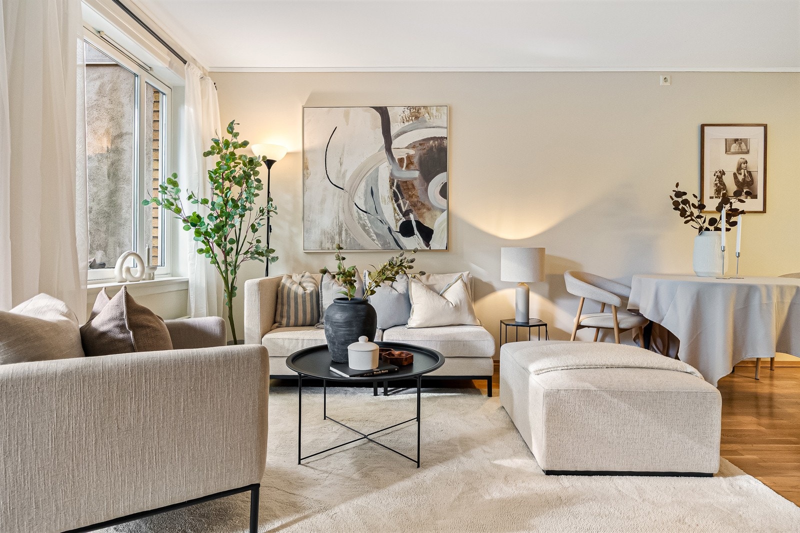 Slette malte vegg- og takflater gir et moderne preg, samt tre-stavs parkettgulv Galleribilde