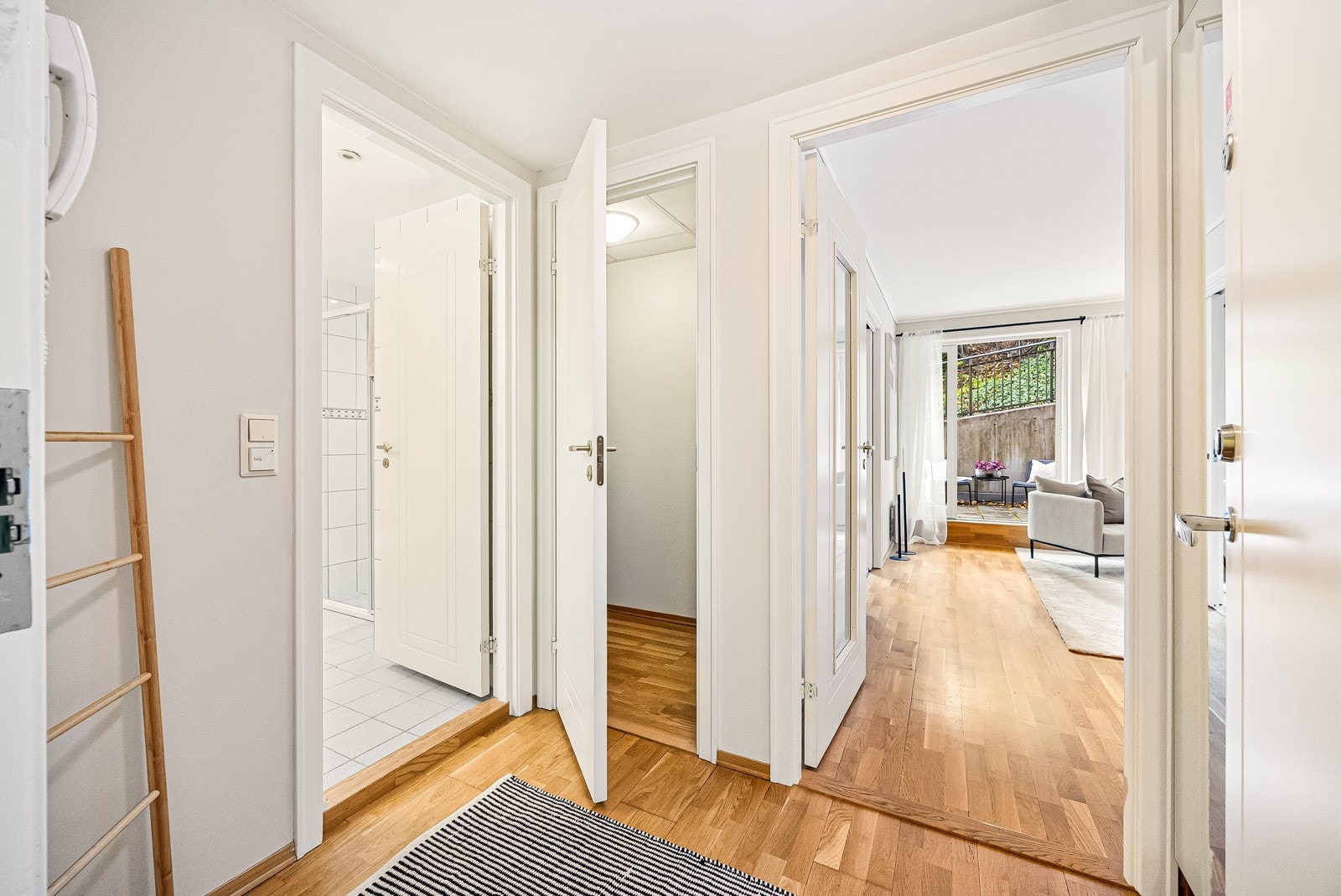 I entrèen er det tilknytning til innvendig bod på ca 2 m² Galleribilde