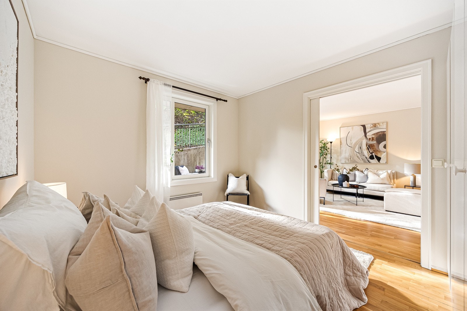 Soverommet ble malt i en behagelig beigefarge i 2025 Galleribilde