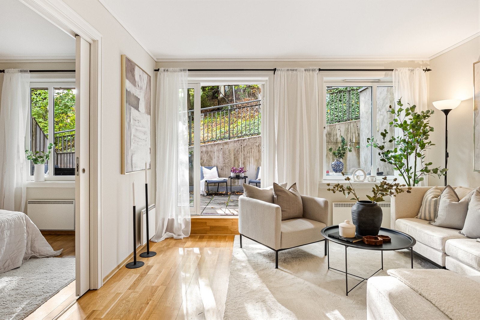 Fra stuen er det direkte utgang til terrassen Galleribilde