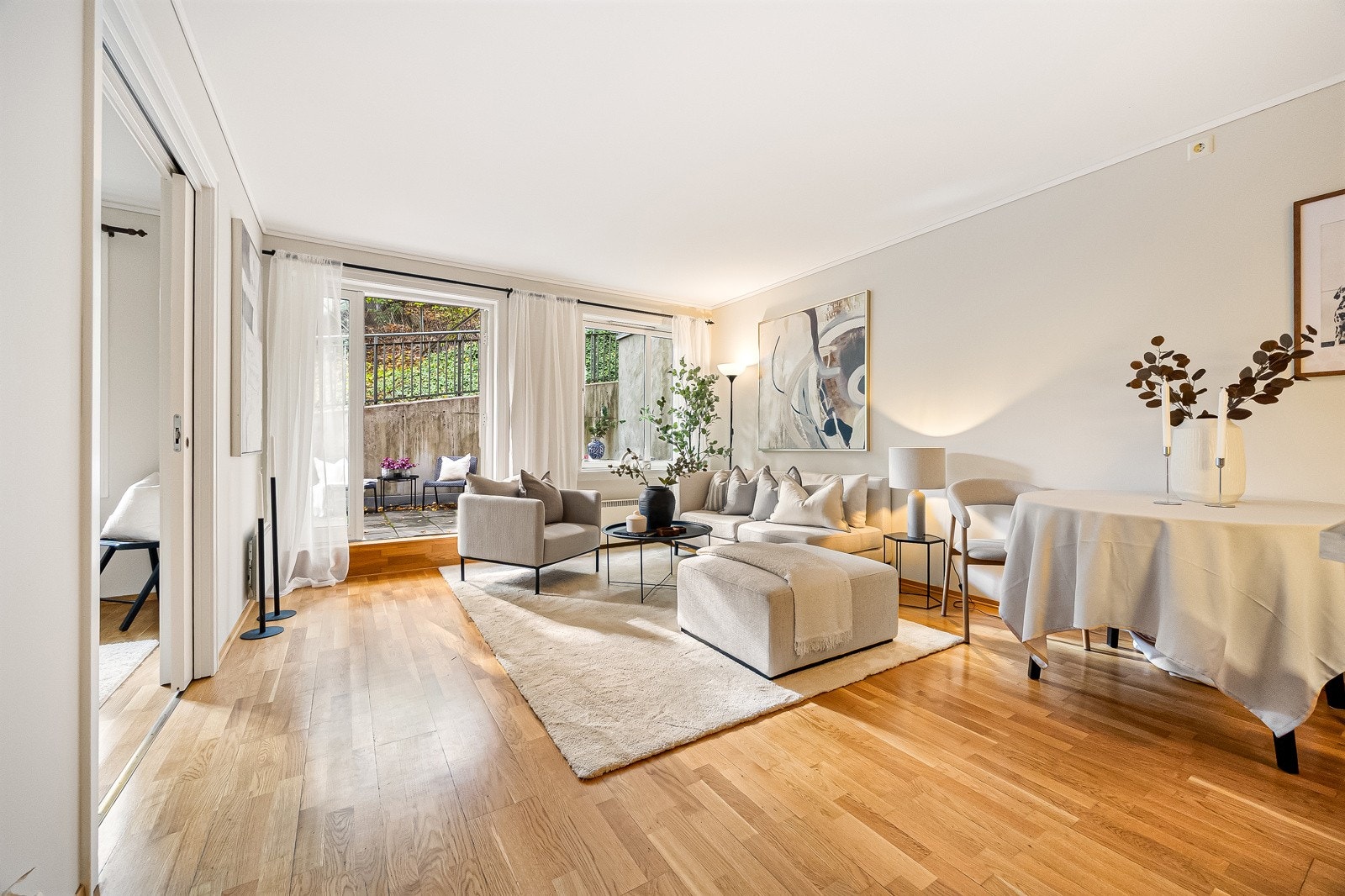 Stuen kan møbleres med sofagruppe og tilhørende møblement, TV-benk og spisebord Galleribilde