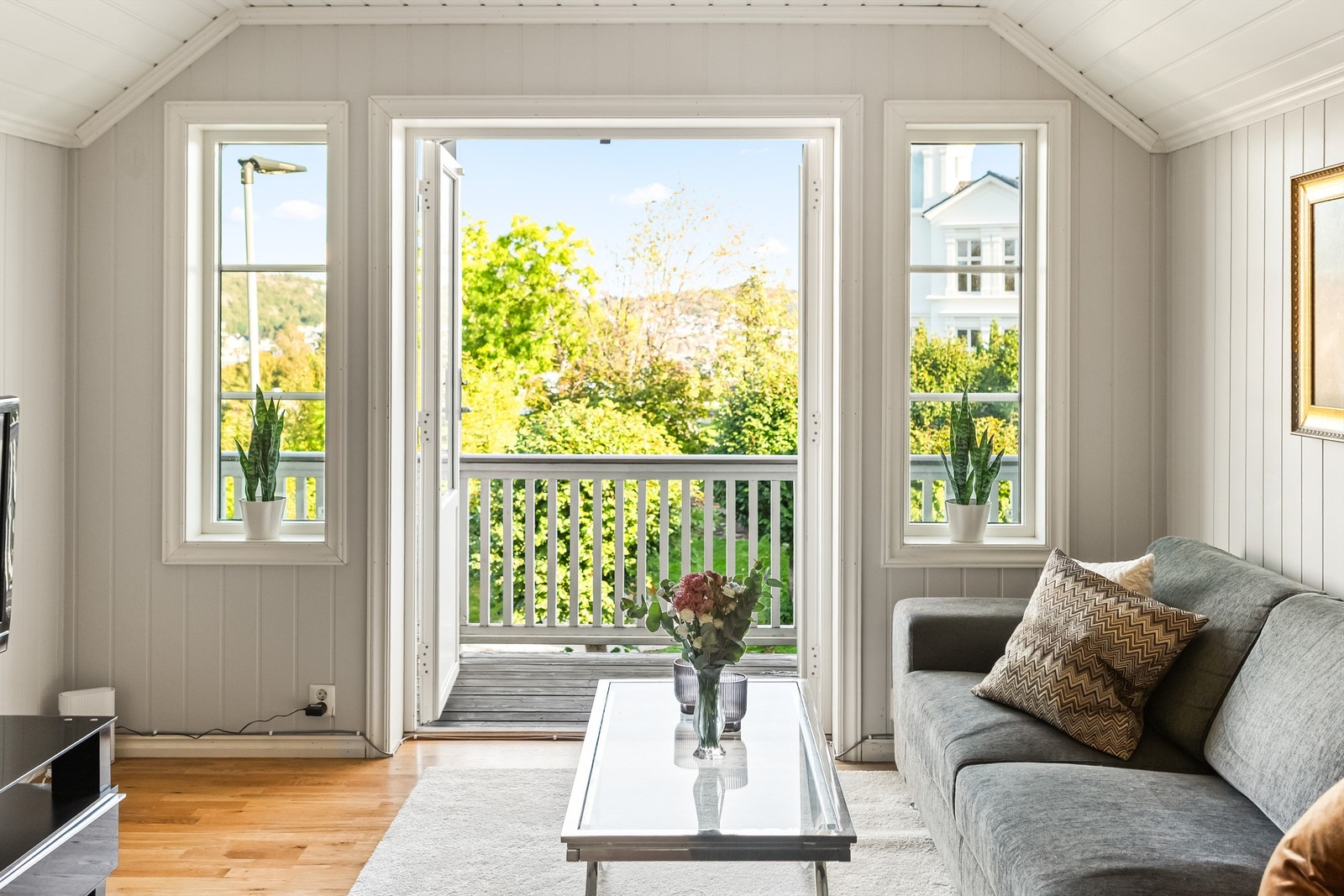 Fra stuen i 2. etasje er det utgang til egen luftebalkong. Galleribilde