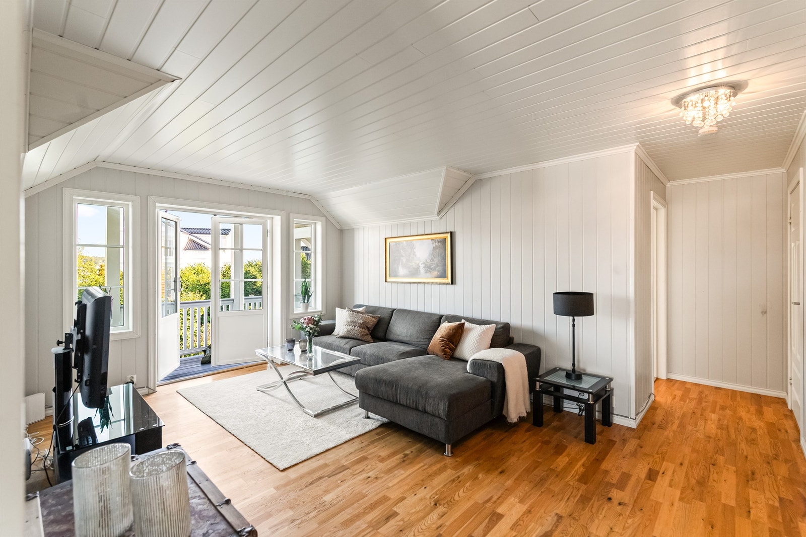 Planløsningen er gjennomtenkt og praktisk, med god flyt mellom rommene og smarte løsninger. Med sine romslige oppholdsrom, flere stuer og rikelig med soverom er dette en perfekt bolig for storfamilien. Galleribilde