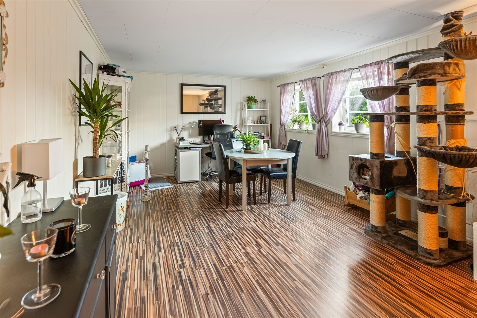 Underetasjen/kjeller er innredet med egen hybelleilighet bestående av blant annet kjøkken, bad, stor stue og soverom. Hybelen er i dag utleie for kr. 9.500,- pr. mnd. Galleribilde