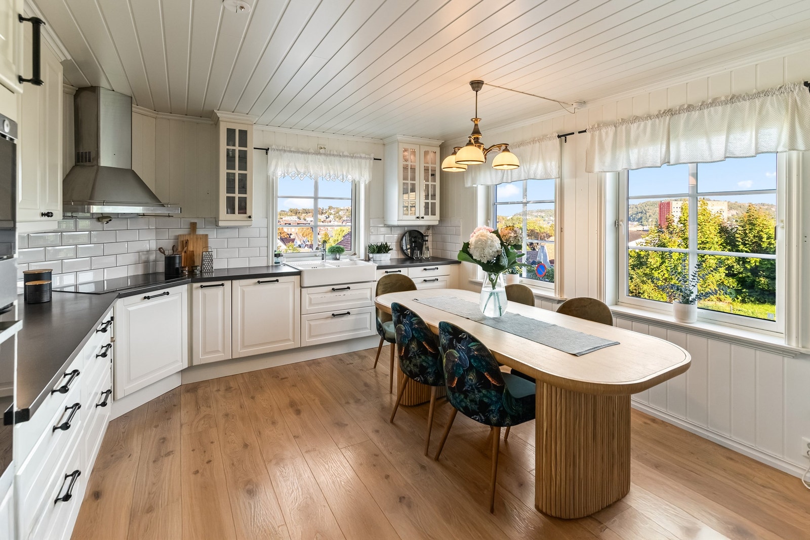 Lyst og pent kjøkken med innredning fra byggeåret, i klassisk og utførelse. Galleribilde