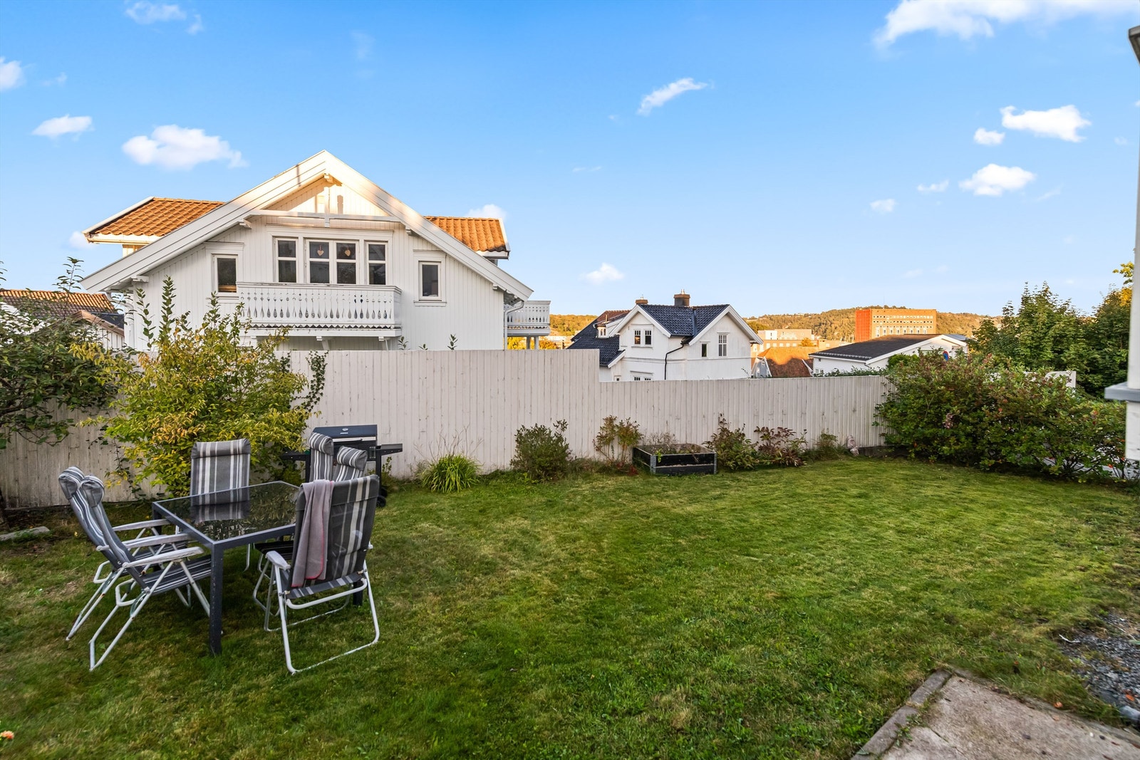 Skjermet og koselig hage. Store deler av tomten skjermet med gjerde, slik at de minste kan leke i trygge og gode omgivelser. Galleribilde