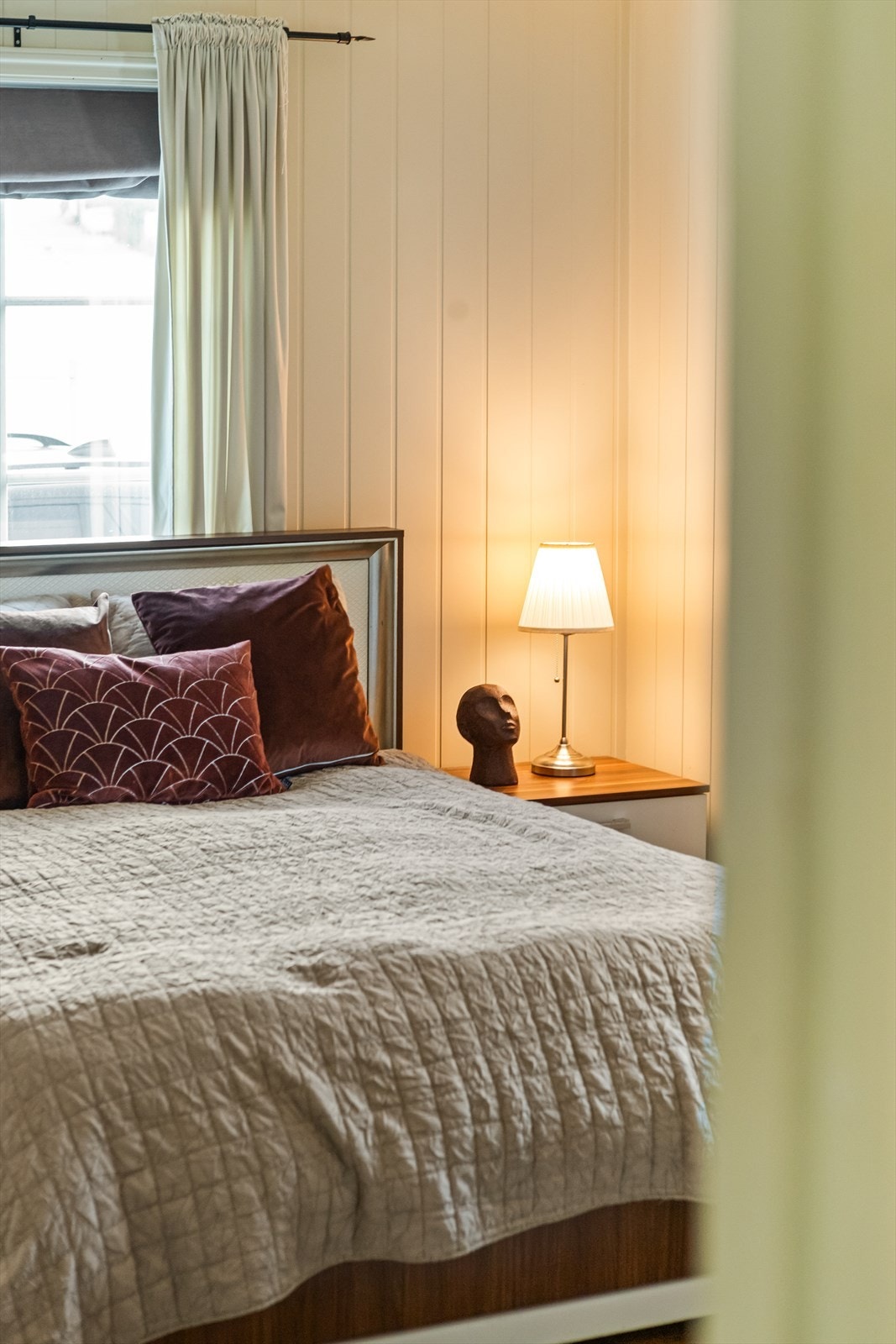 Boligen er meget innholdsrik og kan skilte med totalt 5 soverom i hoveddelen. Galleribilde