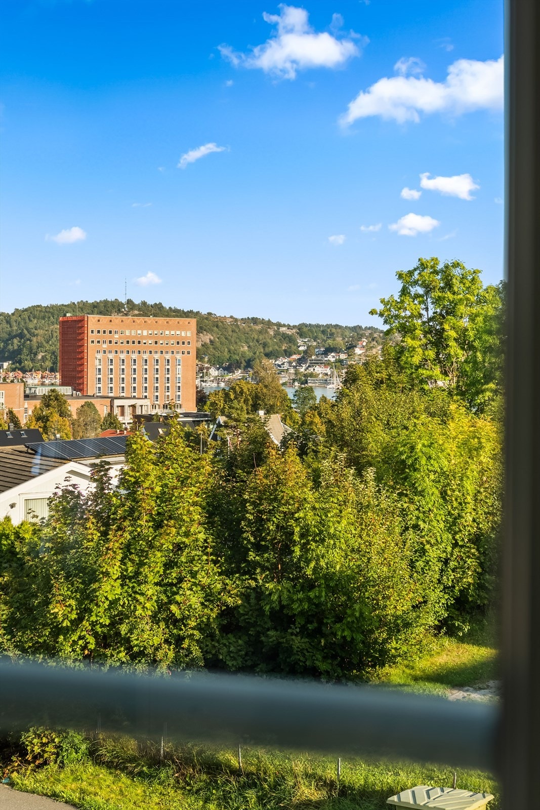 Flott utsyn mot byen, Indre Havn og Park Hotell. Galleribilde