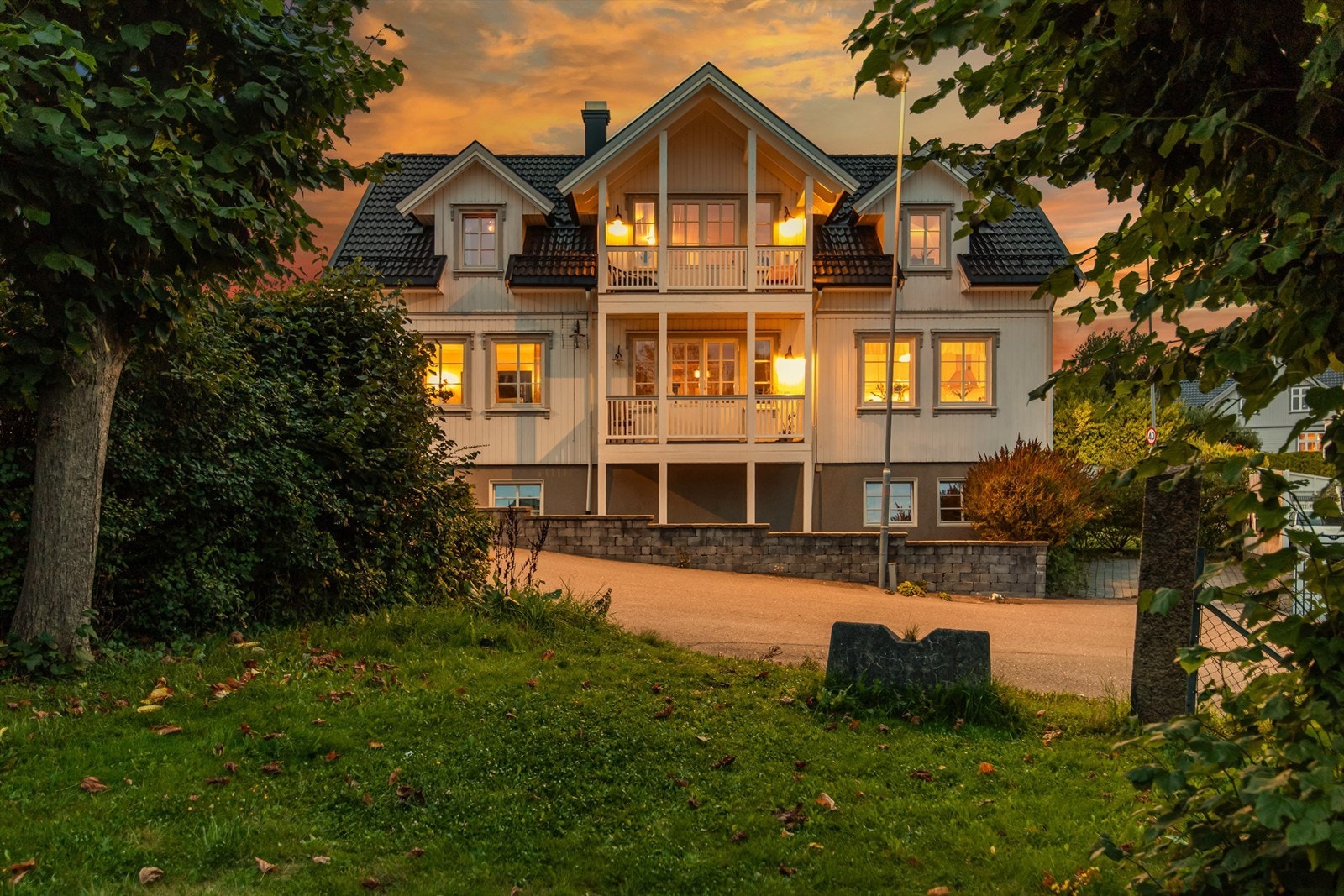 Velkommen til Bakkegata 21 - en stor og innholdsrik bolig i meget sentrale og attraktive omgivelser. Nå har du muligheten til å bosette deg i et av Sandefjords mest etablerte og sjarmerende villaområder. Galleribilde